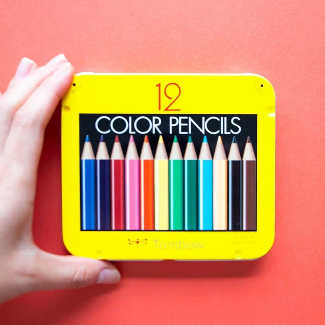 トンボ鉛筆さんのインスタグラム写真 - (トンボ鉛筆Instagram)「黄色い缶でおなじみ「色鉛筆NQ」にミニサイズがあるのをご存知ですか？ 手のひらサイズのコンパクトな缶の中に、半分の長さの色鉛筆が12色入っています。 軸と芯の太さは通常サイズと同じなのでしっかり使えます🙆‍♀️ 旅行やイベントなど外で使いたいときはもちろん、机の上でもスペースを取らないので普段から活躍します。 . . . #colorpencil #coloredpencil #illustratorsofinstagram #artisticmoods #tombow #colorful #トンボ鉛筆 #イラスト #illustration #色鉛筆 #色鉛筆画 #色鉛筆NQ #スケッチ #文房具 #stationerylove」10月19日 19時00分 - tombowpencil