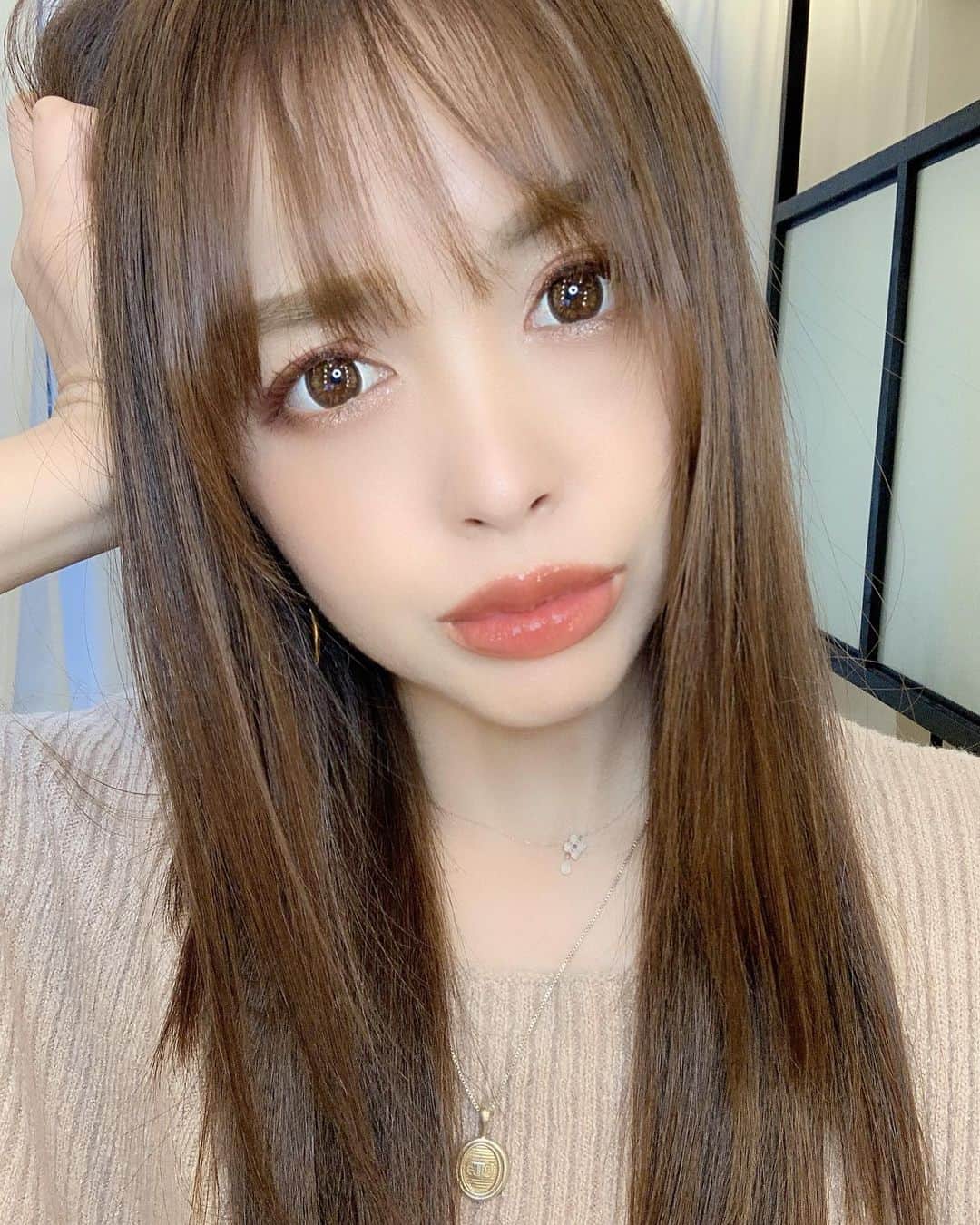 のインスタグラム：「秋ヘアーにカラーチェンジ✨✨﻿ ﻿ ﻿ アッシュベージュ♡﻿ ﻿ ﻿ ﻿ 安定のRr salonにて♡﻿ ﻿ カラーしながら同時間にトリートメントできるから、﻿ たった１時間半でカラーandミネコラトリートメント終わっちゃうから助かりすぎる😭﻿ ﻿ ﻿ 私の友達もみんないってるꉂ笑꒱﻿ ﻿ そしていつも引き寄せるꉂ笑꒱誰かしらに必ず会う💜ww﻿ ﻿ ﻿ 次は誰に会えるかな？w﻿ ﻿ ﻿ @rrsalon.aoyama  いつもありがとうございます❤️！﻿ ﻿ ﻿ ﻿」