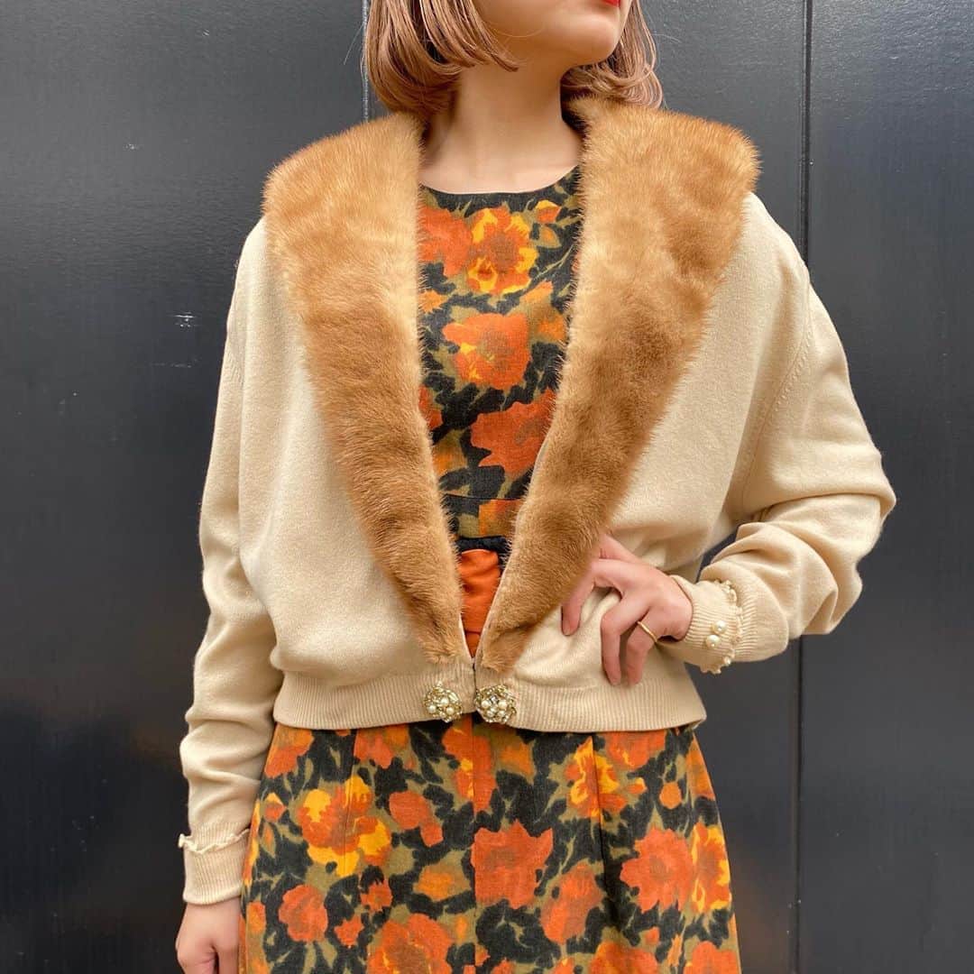 NUTTY Vintage&Collectibleのインスタグラム：「🍃RECOMMEND VINTAGE🍃  ☑︎vtg 50's mink fur showl collar knit cardigan  柔らかいミルクティーベージュで優しい表情。 ミンクファーつきでなんとも上品な雰囲気です。 少し寒さを感じるいまの時期に、丁度良い羽織になります。  💌DMより通販承っております💌  ------------------------------------ 🛍NUTTY通販について🛍 ------------------------------------- ＜ONLINE STORE＞ VINTAGE▶︎http://nutty.theshop.jp/ USED SELECT▶︎https://nuttyselect.official.ec/ （プロフィールページURLよりjump🕊） ㅤㅤㅤㅤㅤㅤㅤㅤㅤㅤㅤㅤㅤ ＜VIDEO CHAT SHOPPING＞ テレビ電話をお繋ぎして、リアルタイムでご案内いたします。詳細は過去の投稿をご覧ください。」