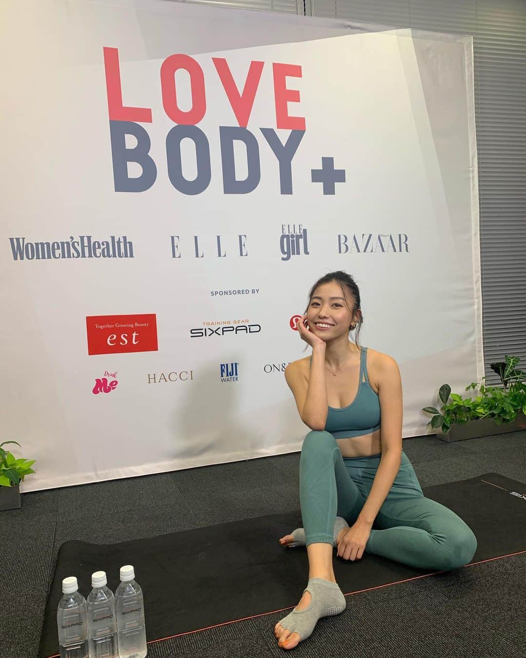 岩崎志保のインスタグラム：「@womenshealthjp 🌿 改めてLOVE BODY＋リアルタイムでご視聴いただいた皆さん、ありがとうございました❣️ 見逃した方はWomen's HealthのIGTVにアーカイブがあるのでそちらを見てください。肩こりや腰痛、姿勢の悪さで悩んでる方は特に必見ですよ〜！  #lovebodyplus #womenshealth #sixpad #fitonebody #肩こり #腰痛 #姿勢改善 #ストレッチ #トレーニング #ピラティス #ピラティスインストラクター #フィットネスインストラクター #身体が喜ぶカラダ作り」