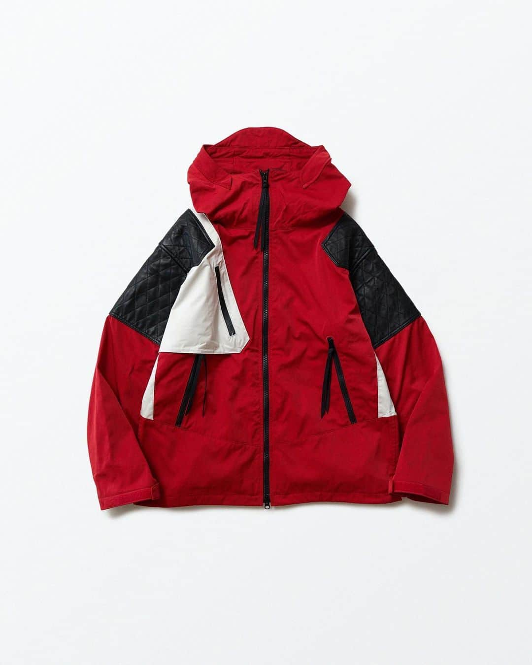 のインスタグラム：「TRIBE Mt JACKET マットなナイロンとレザーのコンビネーションが特徴的なジャケット。 右胸部分には立体的なポケットを配置。 フロントZIPの内側には今シーズンリリースされたCOMB JACKETとFLEECE JACKETをZIPで取り付けることができます。  #whiz #whizlimited #whizlimited20th  #tokyostreet #whiztokyo #harajuku #tokyo」