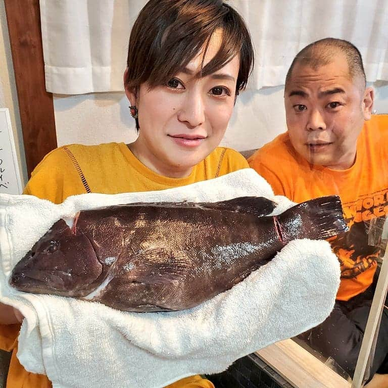 鈴木奈都のインスタグラム：「居酒屋なっちゃん配信 ありがとうございました☺️ ハタちゃん(新妻)とハタ(魚)の記念ショットです！  ハタは弾力があって、刺身も煮付けも上手かった～♪ タケモン先生も畑ちゃんも観ていただいた方々も、長時間お付き合いありがとうございました🐟  #魚料理  #居酒屋 #ハタ  #秋刀魚 #畑めぐみ #タケモン」