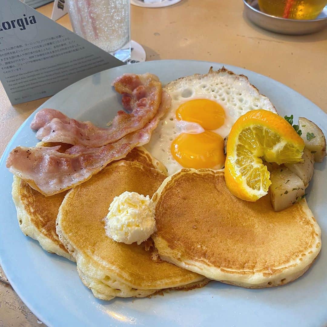 のインスタグラム：「アメリカンなモーニングを食べたよ！ @world_breakfast_allday ってお店なんだけどここでは色んな国の朝食が食べられるんだ〜 ちょっと早起きした日のご褒美っていいよね。 . . #朝ごはん #breakfast #worldbreakfastallday #カフェ #朝活 #外苑前カフェ」