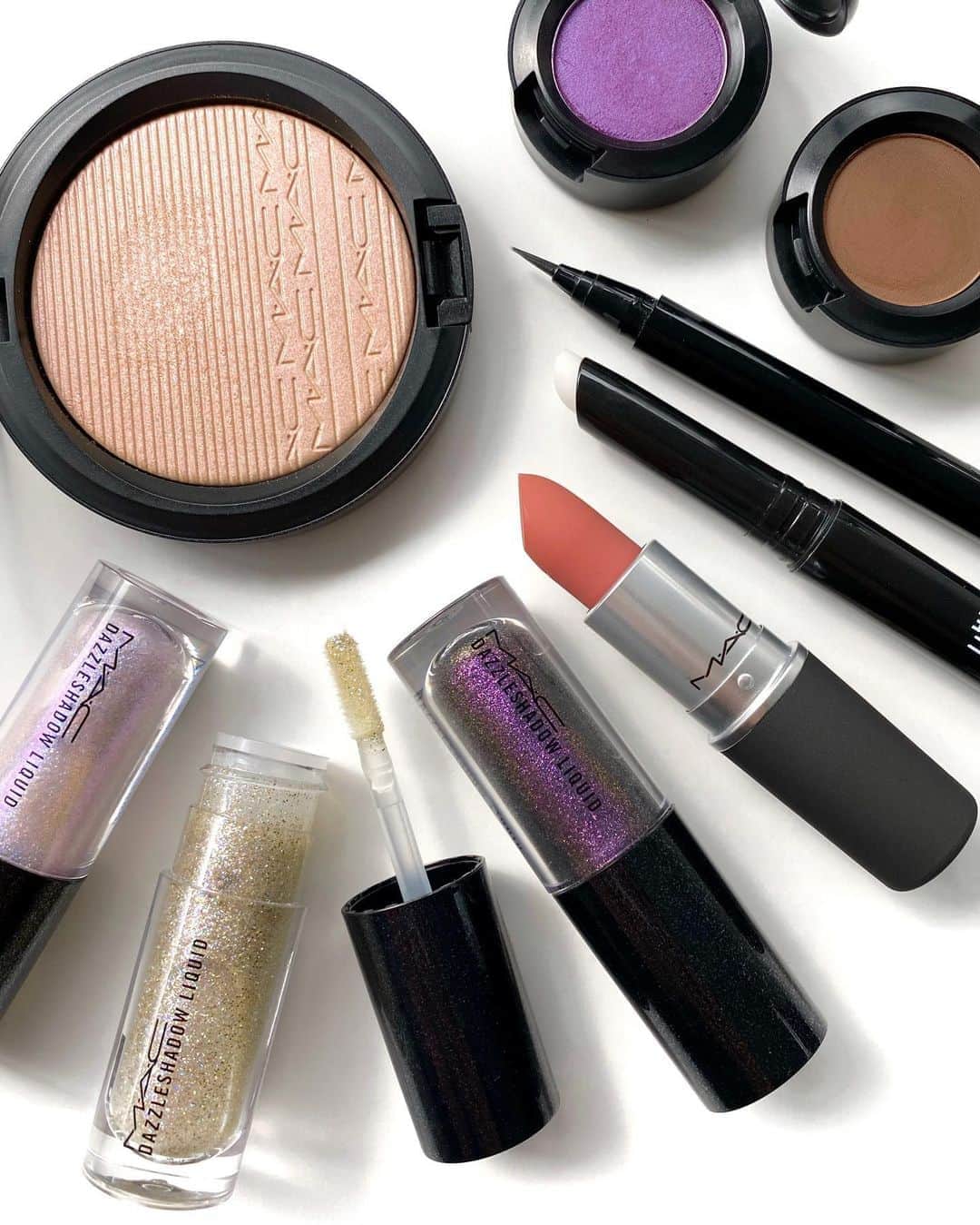 M∙A∙C Cosmetics Japanのインスタグラム：「「M·A·C オンメイク セット」が当たる！ -#MACLovesLisa PRESENT CAMPAIGN- 新たにM·A·C グローバル ブランド アンバサダーに就任したBLACKPINKのLISA @lalalalisa_m のルック使用製品を抽選で2名様にプレゼント🌟  ㅤ 🎁プレゼントアイテム 【M·A·C オンメイク セット】（税込29,810円相当） ㅤ(すべて現品) ☑︎ブラシストローク ライナー / ブラシブラック ☑︎スモール アイシャドウ / エスプレッソ ☑︎スモール アイシャドウ / ダークルーム ☑︎ダズルシャドウ リキッド / ダイヤモンド クランブルズ ☑︎ダズルシャドウ リキッド / ノット アフレイド トゥ スパークル ☑︎ダズルシャドウ リキッド / パンサータイズド ☑︎エクストラ ディメンション スキンフィニッシュ / ショー ゴールド ☑︎M∙A∙C プレップ プライム リップ ☑︎パウダー キス リップスティック / マル イット オーバー ㅤ 応募方法 ①Instagramもしくは、TwitterのMAC公式アカウントをフォロー ➁本日10月19日(月) 午前10時に投稿した告知ポストを指定ハッシュタグをつけてリポスト（再投稿）。 #MACLovesLisa #MACオンメイク ③投稿する際に、LISAのルック使用製品の中から、一番気になったアイテムのコメントを記入で応募完了となります ㅤㅤㅤ 締め切りは10月28日(水)23:59までとなります ㅤㅤㅤ ※当選のお知らせはDMからお送りさせて頂きます ※非公開アカウントの方は不参加になります ※応募規約はこちらからご確認ください https://bit.ly/3o5qQqM ㅤ #MACPowderkiss #MACパウダーキス #MACCosmeticsJapan #MACCosmetics #MAC #MACコスメ #マックコスメ #コスメ#コスメ紹介#コスメ好き#コスメレポ #化粧品 #デパコス #コスメ部 #コスメマニア #メイク好き#メイク道具#プレゼントキャンペーン#プレゼント#メイクプロセス#トレンドメイク#秋メイク#メイクテク#ツヤ肌#ツヤ肌メイク#MACリップ#リップ#アイシャドウ」
