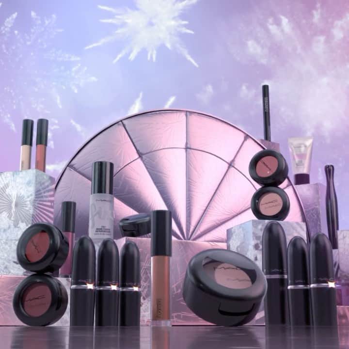 のインスタグラム：「Your day JUST got better ⁠⠀ 24 days, 24 MAC treats.  🛍SHOP our ADVENT CALENDAR EARLY on maccosmetics.co.uk   Tag a friend who needs this 😍 ⁠⠀ #MACCosmeticsUK #MACCosmetics #MACAdventCalendar #MACHoliday #MACChristmas #ChristmasGifts #BeautyGifting #Gifts #Christmas⁠ #BeautyAdventCalendar」