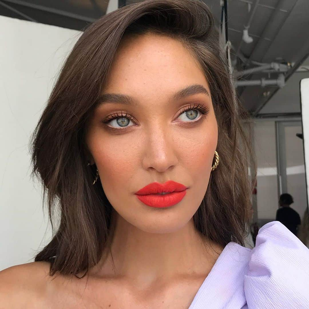 Ania Milczarczykのインスタグラム：「This lipstick was called ‘obsessed’ (by @patmcgrathreal ) so it only seemed right to use it on @edenbristowe 💋 @sheikeandco the other day with @kohhair @charlotte__stokes and @stevenchee」