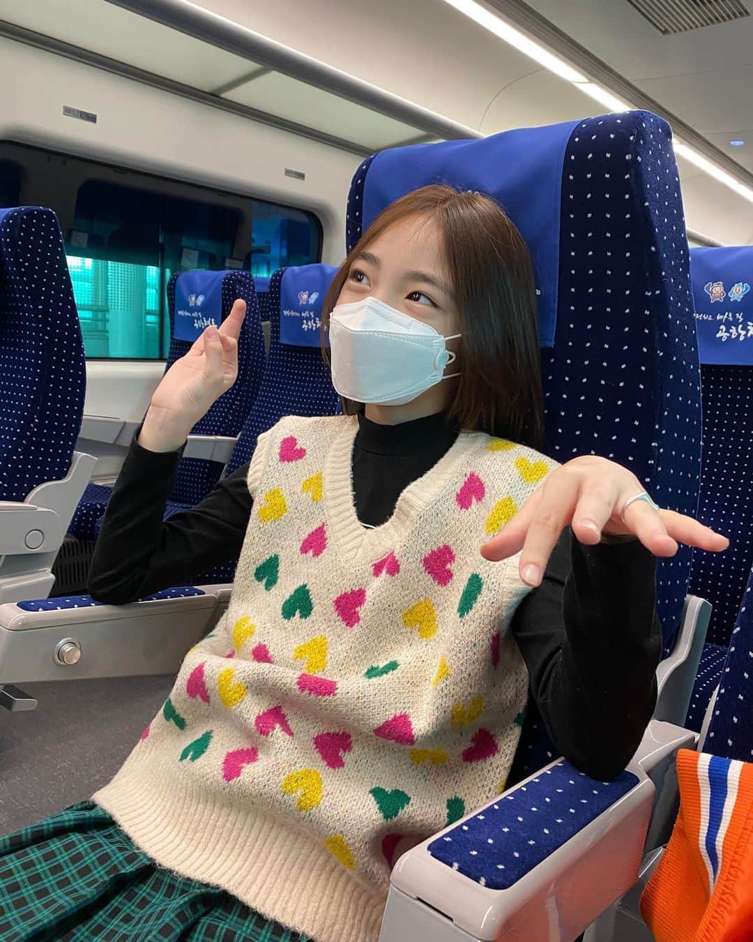 ウンチェのインスタグラム：「#제품협찬  오랜만에 지하철 타러 갔는데 운 좋게 타게 된 직통열차🚝  (방송 나왔는데 못 들음. 일반열차라고 그냥 타라고 해서 탐🤣)  신나서 춤 추다가 사람들 타니까  급 조신모드 🙄  너란 여자......증말......... - - - - #아이러브제이 #서포터즈 #사랑가득니트베스트 #ootd #월요일 #일상 #공항철도 #직통열차  #주니어모델 #아역배우 #이은채 #Eunchae」