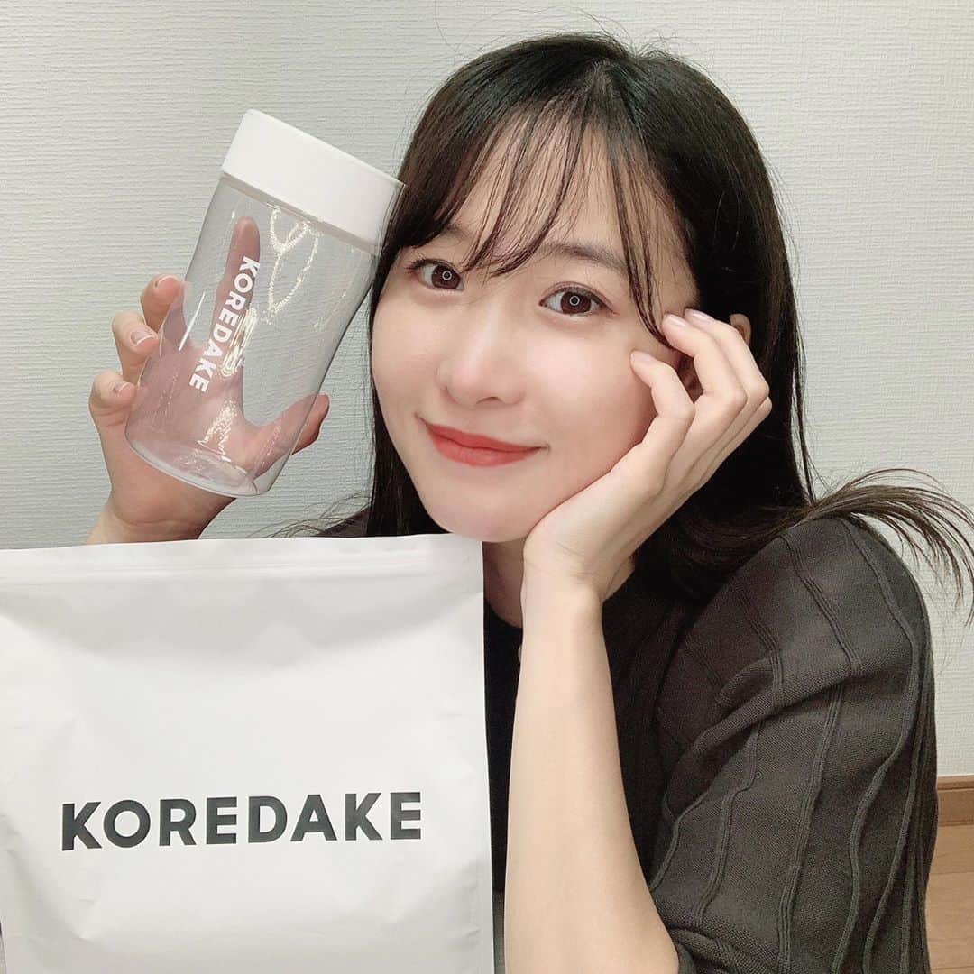 吉田友利恵のインスタグラム：「@koredake_official 🥤 最近試してみてるもの📝 1食で全ての栄養が摂れる魔法のプロテイン🥺 おきかえダイエットとかに良いですね☺︎ 水の代わりにアーモンドミルク 入れると美味しいよ〜っ！ あとバナナを潰して一緒に入れるのも 美味しいらしいからそれも今度試してみる☺️  クーポンの利用でシェーカープレゼント☺︎ 定期購入なら、 通常割引に加え更に初回10%OFFらしいです🤍 有効期限はこの投稿から1週間ですっ クーポンコード:【YURIEYOSHIDA】  #KOREDAKE#完全栄養プロテイン#ダイエット#置き換えダイエット#プロテイン#美容#モデル」