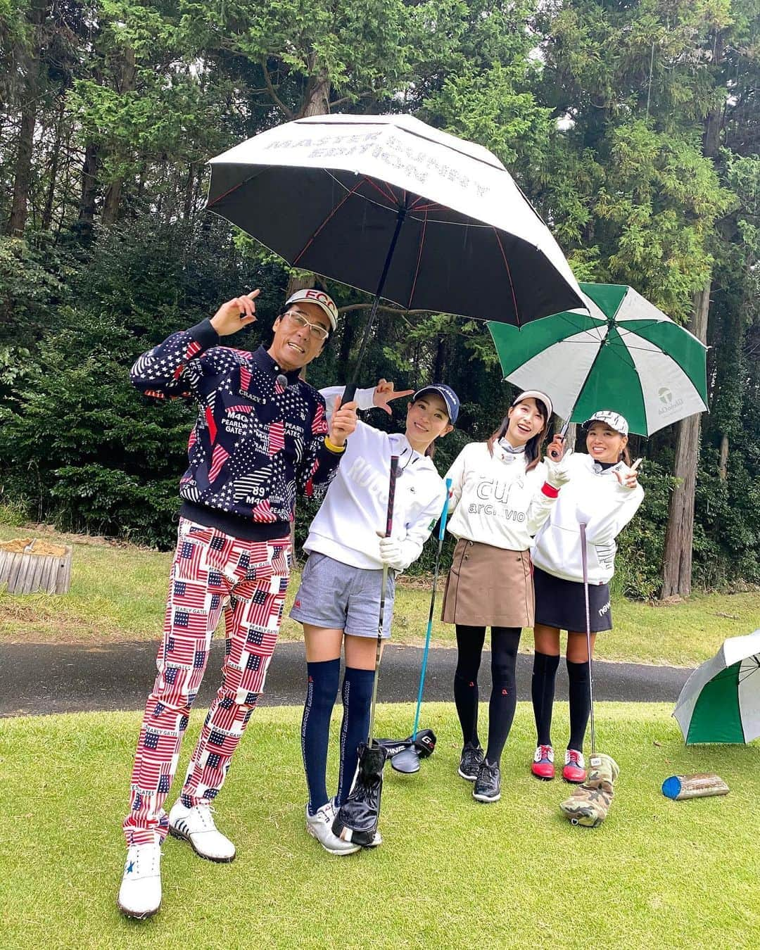 竹村真琴さんのインスタグラム写真 - (竹村真琴Instagram)「* 今日はハッピースイング収録でした⛳️ 雨だったけど楽しかったよー🏌️‍♀️💕 しゃがみ込むほど楽しかったみたい😂 . . . #収録 #雨 #傘 #相合傘 #ハッピースイング #ショートパンツ #happy #instagolf  #golf  #lpga #女子プロゴルファー #女子ゴルフ  #ゴルフ女子 #とちテレ #興和 #ゴルフ #インスタゴルフ #ゴルフコーデ  #골프 #高尔夫 #テーラーメイド #TaylorMade #ルコック #コーワ #バンテリン #豆蔵 #lecoqsportif」10月19日 19時16分 - makototakemura_golf