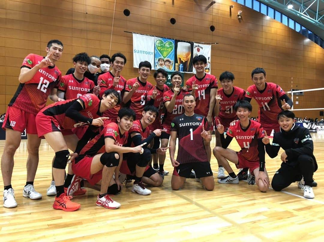 喜入祥充さんのインスタグラム写真 - (喜入祥充Instagram)「Vリーグ開幕2連勝♪ まだまだこれから頑張ります！  栗さん、通算230試合おめでとうございます㊗️ 記念すべき日を勝利で飾れてよかった😚  #サントリーサンバーズ #アンダーアーマー #Vリーグ #2連勝」10月19日 19時18分 - y_kiire