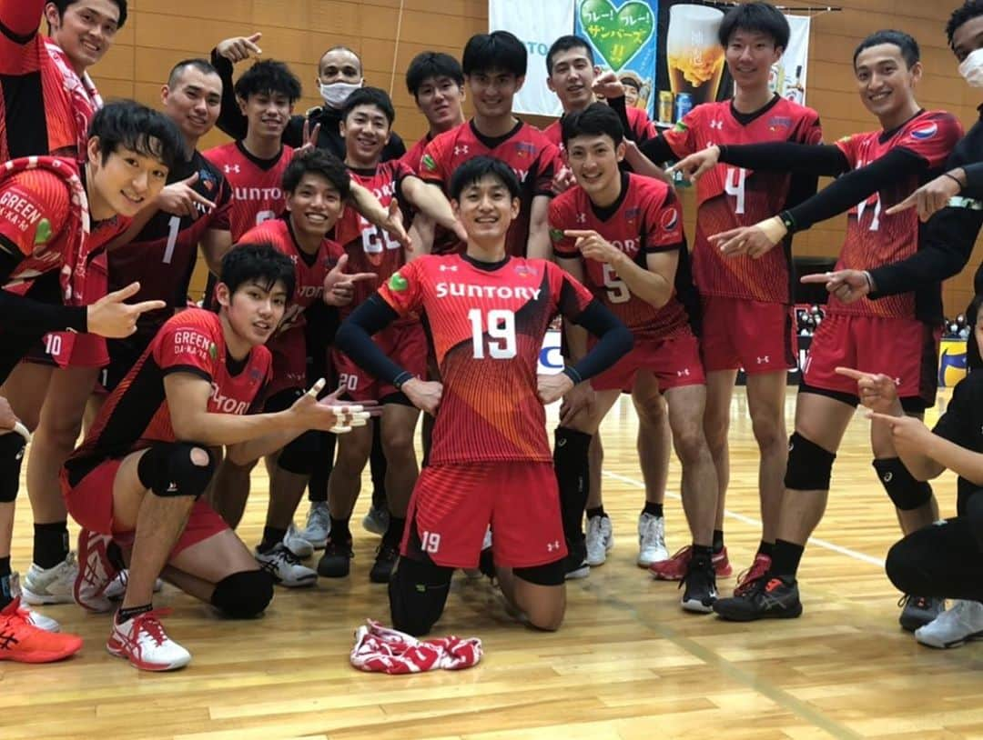 喜入祥充さんのインスタグラム写真 - (喜入祥充Instagram)「Vリーグ開幕2連勝♪ まだまだこれから頑張ります！  栗さん、通算230試合おめでとうございます㊗️ 記念すべき日を勝利で飾れてよかった😚  #サントリーサンバーズ #アンダーアーマー #Vリーグ #2連勝」10月19日 19時18分 - y_kiire