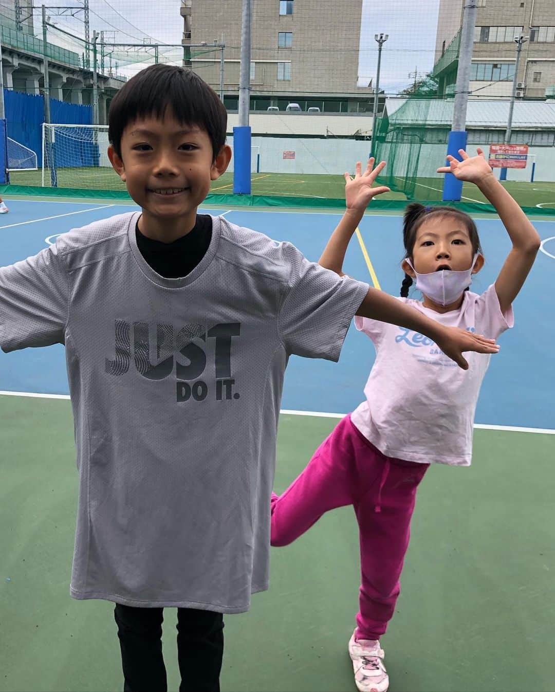 のインスタグラム：「日曜日、息子殿の幼稚園チームで大井町のスポルへ！！  お友達のパパがバスケットのコートを予約してくれて、みんなで3on3！  私も肩が上がればもっと全力で楽しめるのに、、、（涙）  でも左手で頑張って参加(o^^o)  楽しすぎる〜！  お昼はそのままバーベキュー！  青パパの肉の下処理が恐ろしいほど素晴らしい！！  ブロック肉を問屋さんで買って、ぜーんぶ綺麗にカットきてタレも作ってくれてます！！  タンとかめちゃくちゃ柔らかくて美味しくて、、、  安いタンを重曹につけて下処理するとこうなるんだよ、と教えてもらいました( ^ω^ )  ま、自分ではやらないけどね（笑）  ほんと、尊敬しかないですわ〜(≧∀≦)  お陰で美味しいお肉をたんまりいただいて、私からは豊洲で仕入れた牡蠣とうにく用の雲丹(//∇//)  ちょうど晴れて天気もよく、気持ちいい気候の中久しぶりのメンバーで集まれて最高に楽しかったです！！  またやりたいね〜！！  #息子殿姫#息子殿#姫#スポル品川大井町 #バスケット#仲良し#バーベキュー#焼肉」
