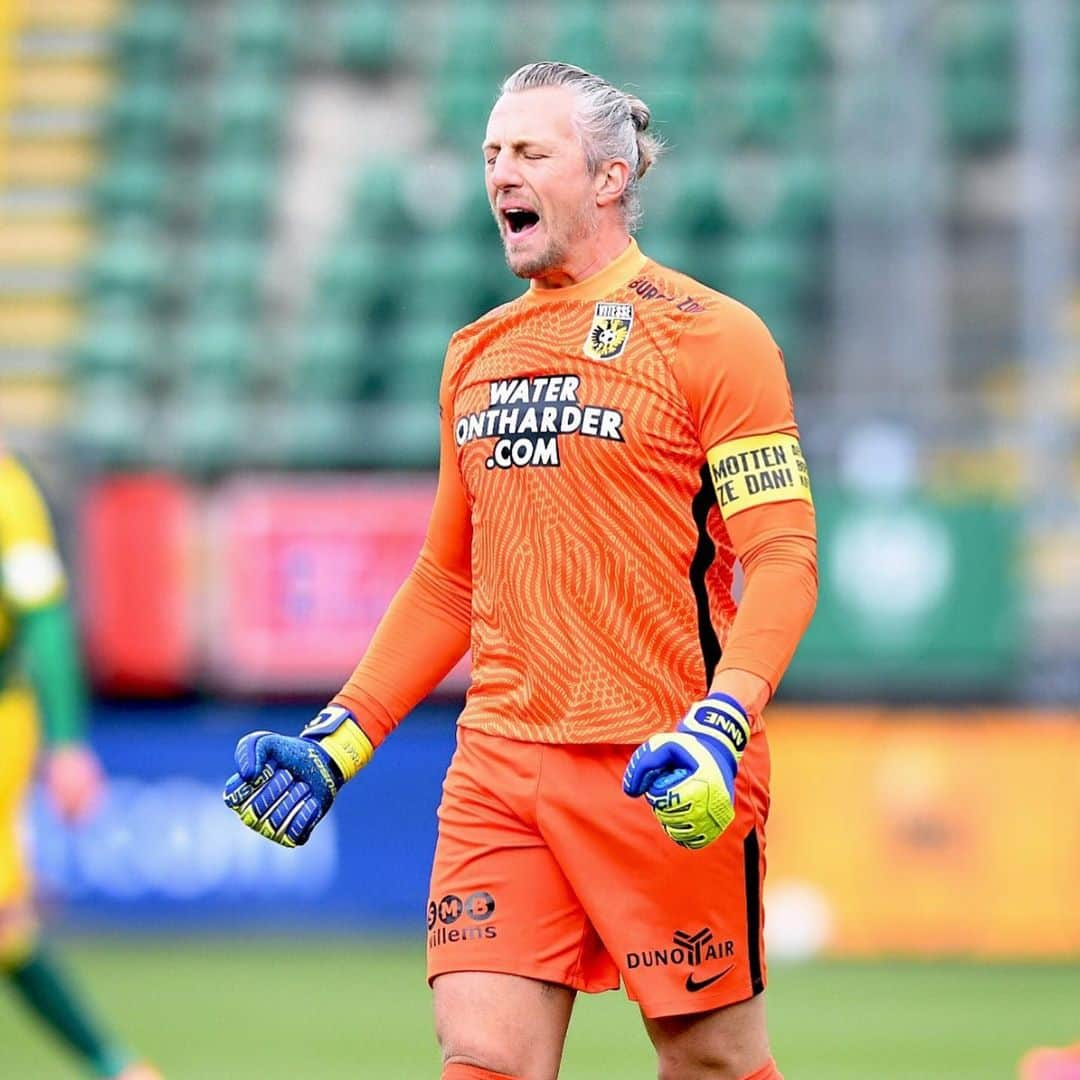 フィテッセさんのインスタグラム写真 - (フィテッセInstagram)「In Pasveer we trust 🙏🏻⠀ ⠀ Niet te passeren ⛔️⠀ ⠀ 🚧 Clean sheet nummer vier voor Remko Pasveer dit Eredivisie-seizoen! ⠀ ⠀ #Vitesse #adovit」10月19日 19時10分 - mijnvitesse