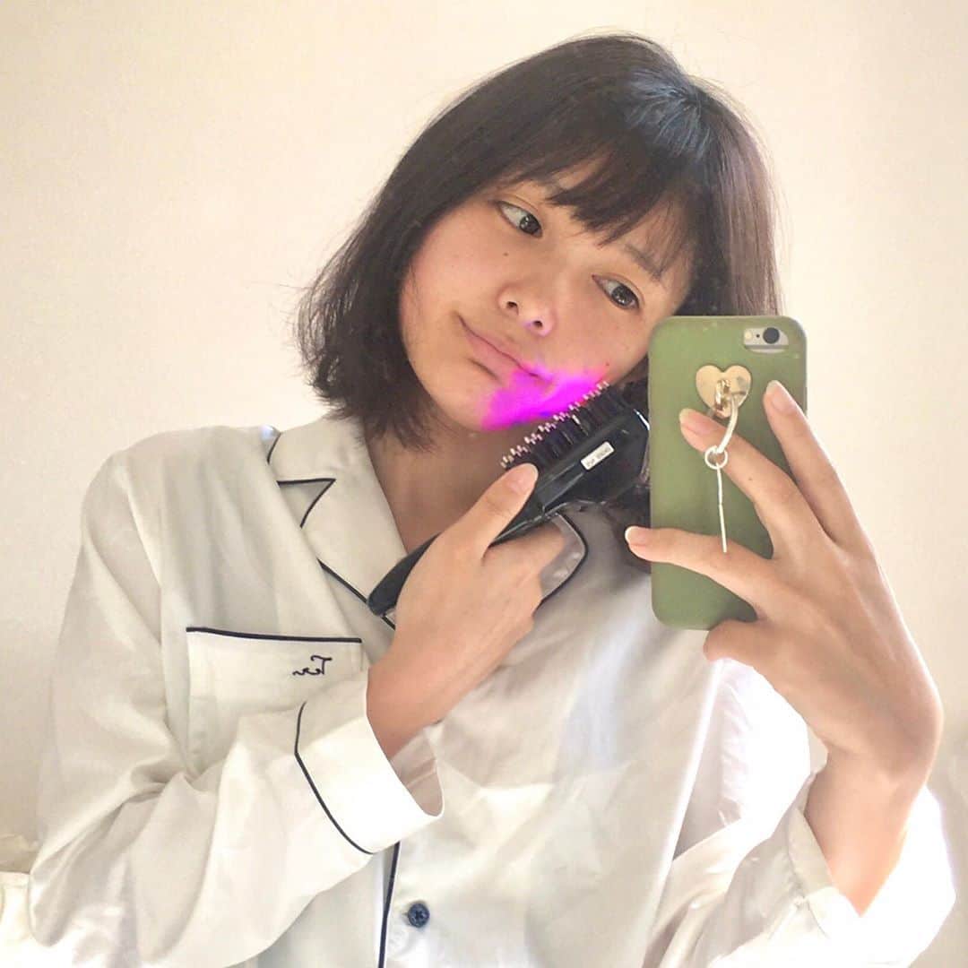 のインスタグラム：「▶︎ほぼ毎朝してること、 : : を収録で質問されたので、 デンキバリブラシですよって 答えたら、意外に女子力高いんんですねぇとの反応が✨😳w : : そうなんです、 意外に女子力高かったんです💆🏼‍♀️✨ : : 最近は、お顔と頭皮だけでなく、 首〜背中の肩甲骨まであてています 🦋 : : 固まってしまっあ皮膚や筋肉が緩んで 引き上がってくれるので、すっきり☺️✨ : : : 何でも少しずつ習慣化 していけると、自分の理想にゆっくりですが近づけている気がしませんか？☺️🦋 : : 何でも気持ちが大事です✨🤫w : : 今日もお疲れ様でした 🌟 : : #デンキバリブラシ #美活動 #朝の習慣 #美容」