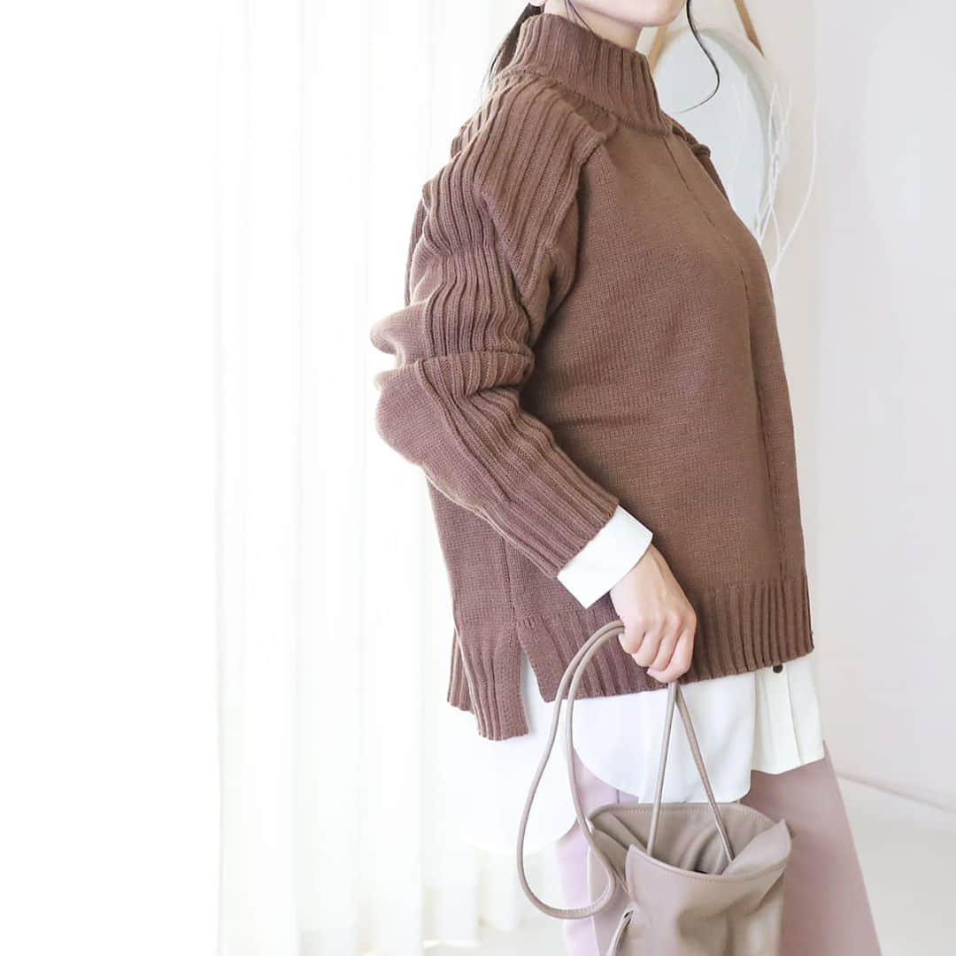 Eri Satoのインスタグラム：「brown×white×pinkコーデ · knit,shirt: @rectangle_official  pants: @pierrot_shop bag: @arron.it  · 昨日の @rectangle_official の #アウトシームタートルニット アップだとこんな感じ😚 ラグラン袖みたいなリブが可愛い💛 · 今日雨降ると思ってなかった···😲 · #rectangle_official#rectangle_code#rectangle#レクタングル#ニット#高身長コーデ#ママコーデ#カジュアルコーデ#ニットコーデ #秋コーデ#fashion#ootd#outfit#code#coordinate#style#ファッション#コーディネート#コーデ#プチプラ#プチプラコーデ#シンプルコーデ#mamagirl#locari#partegram#カジュアル#お洒落さんと繋がりたい」