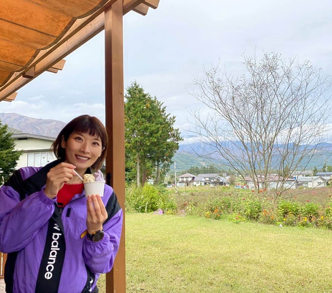西谷綾子のインスタグラム：「🍨 10/1にOpenした @shirouma_farm  #ジェラテリア農かふぇ に 行ってきましたー😋  ココならではの種類が沢山あって😍 めっっちゃ悩んだーー🤤  トリプル🍨 ・焼きもろこしミルク🌽 ・ほおずきチョコチップ ・ブルーベリーミルク  にしました☺️👌  季節によってラインナップが変わるみたい🎃🍎 また行きたいな💓 #長野 #白馬 #白馬村 #しろうま農場  #ジェラート #カフェ #gelato #gelateria  #noucafe #cafe #shirouma_farm」