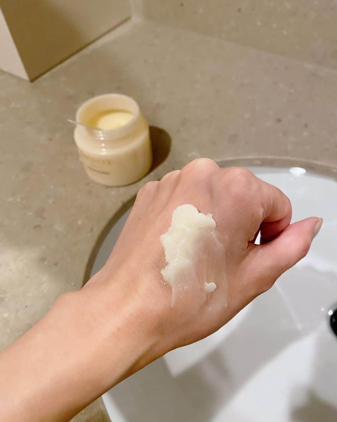田中里奈さんのインスタグラム写真 - (田中里奈Instagram)「お肌の調子を整えるとき、いい美容液とかいいクリームとか、どうしても足すことを考えがちだけど、引き算の発想も大切。 毎日の洗顔でお肌をフラットに戻すことを意識するようになってから、お肌の質感が変わってきました☺️  最近使ってみてとても良かったクレンジングをご紹介！ インフィニティ プレステジアスのクレンジングバーム。 クレンジングバーム好きの私、いいバームがあるって聞いて、10月16日にリニューアル発売されたばかりのこのラインを、少し早めに試させてもらいました✨  こちらは上質な美容オイルをぎゅっと濃縮したバーム状のクレンジングで、くるくるするとお肌の上をとろけていきます。 洗い上がりは美容液で洗ったみたいにしっとり。そしてお肌が柔らかくなる感じ。 これは本当に体感してみてほしい…！  最近あれもこれもでバラバラのブランドを使うことが多かったけど、このインフィニティ プレステジアス、ライン使いするといいなって😂✨ そして洗顔でお肌って変わるんだ！って思わせてくれるアイテムでした。  #コーセーインフィニティ #プレステジアス #柔軟肌クレンジング #INFINITY_partner #コーセー #たなかメモ」10月19日 19時13分 - tanakaofficial