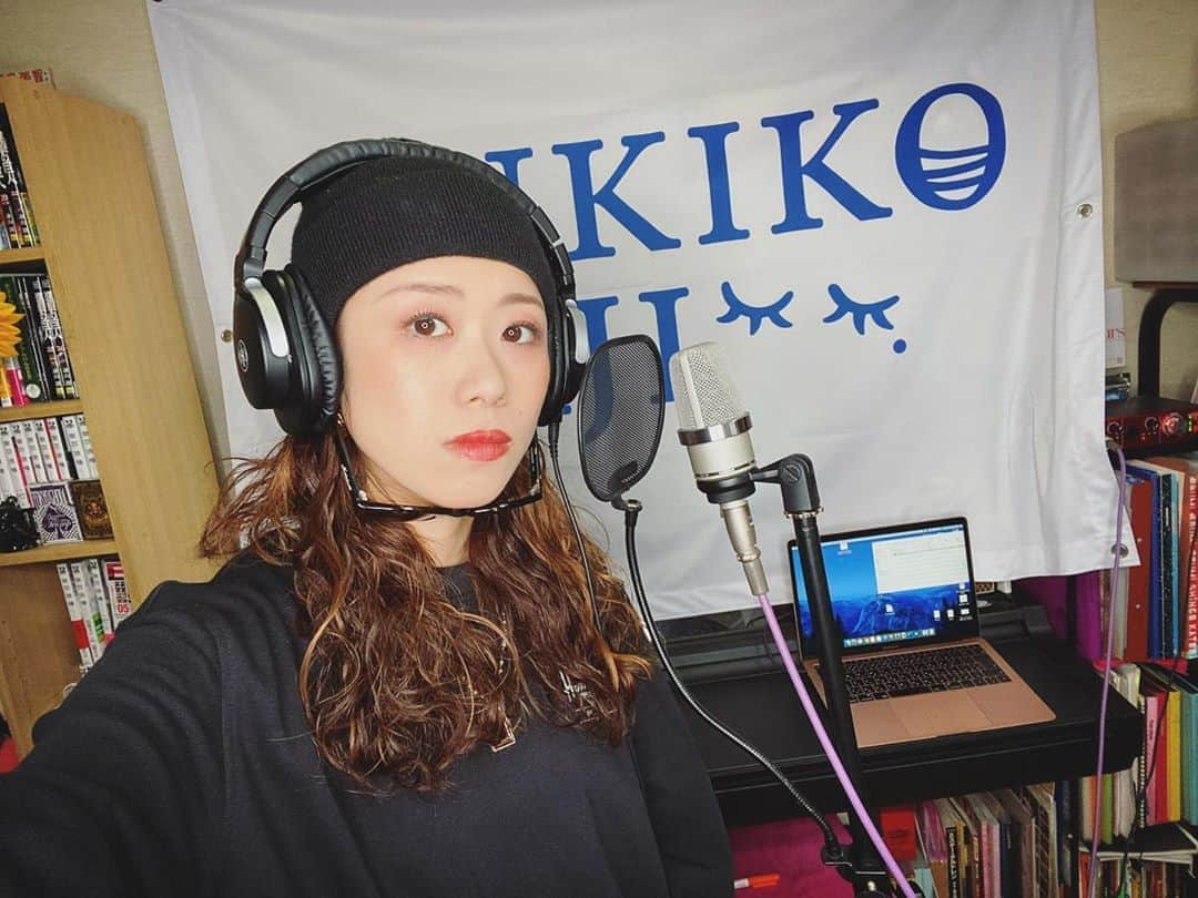 梶有紀子さんのインスタグラム写真 - (梶有紀子Instagram)「. 今日はrecording兼、映像撮影🎥 . なにを撮ってるかこれで分かるかな🤗 . #recording #rec #レコーディング #撮影 #YouTube #お楽しみに #カバー #cover . . . #stayhome #梶有紀子 #yukikokaji #シンガーソングライター #弾き語り #ギター弾き語り #ミュージシャン #ギター女子 #ギタ女 #jpop #music #singer #songwriter #音楽好きな人と繋がりたい #instamusic」10月19日 19時16分 - kajiyukiko1112