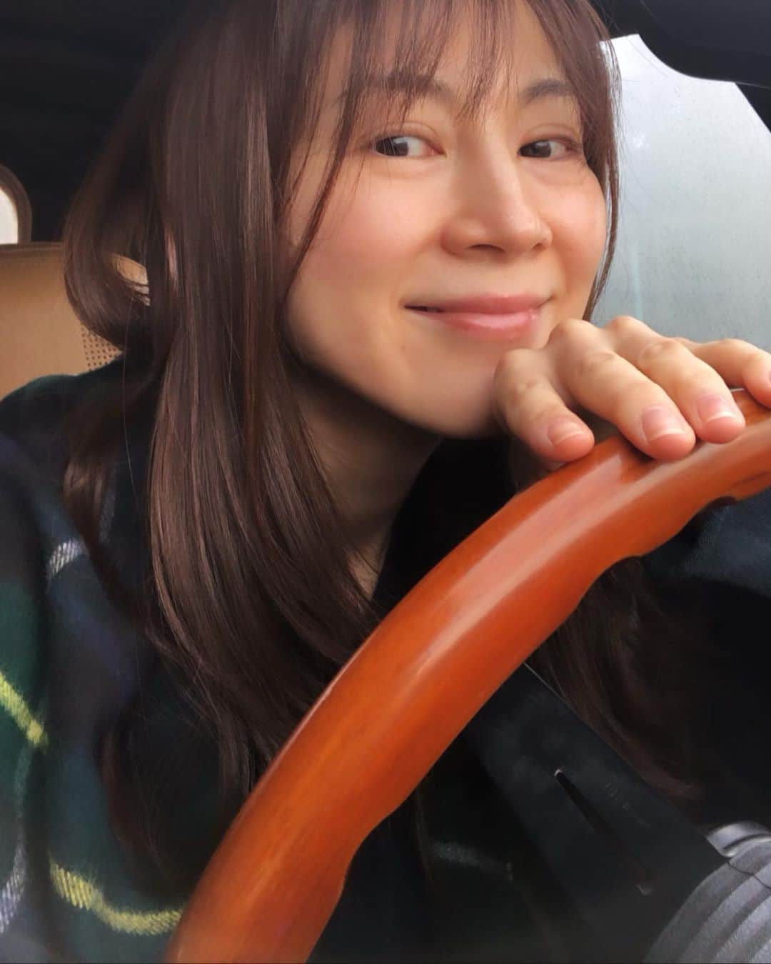 MIHOのインスタグラム：「寒くなってきた〜☺︎  ちょっとワクワクするけど みなさんもヌクヌクあったかく  @johnstonsofelgin.jp  のストール、このパターンはなんだかんだいってもずっと使ってます  今日の撮影はアイメイク長めで赤リップ　  @xxxyellowest ちゃんに  おぉ！　@han_ye_seul_  みたいで嬉しい！  ☺︎  最近Netflixのおかげでこーゆー楽しみがあっていい、笑  1.2月合併号なのでお正月  えっ？お正月  もういくつ寝ると  焦燥感しかない、笑  #ジョンストンズ #カシミアストール #コーディネート #寒いね #チェックストール #みほのおきにいり  #アイラインの書き方 #ヘアメイク #コスメ #johnstons」