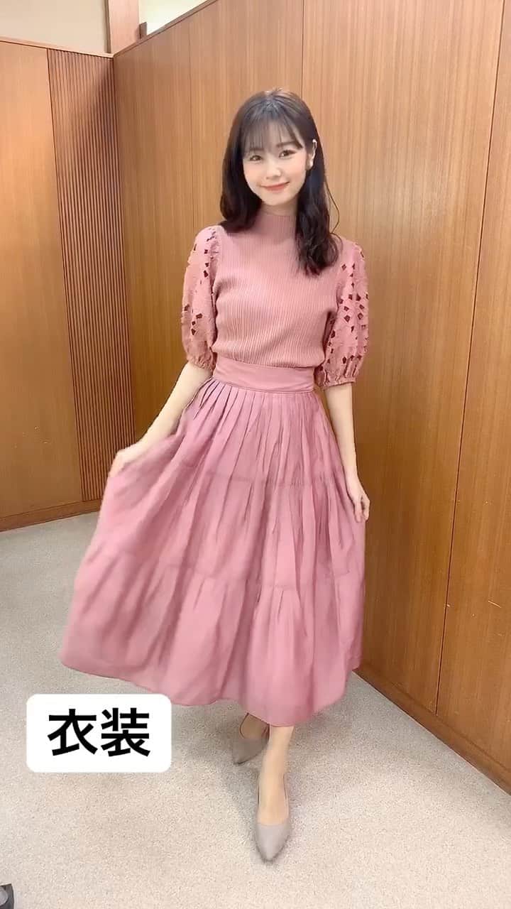 杉浦みずきのインスタグラム：「. アナウンサーの衣装と私服👗 衣装と私服に結構なギャップがあります😝 ・ ・ #衣装 #私服 #ピンクコーデ #ロングスカート #ジャケット #チェックジャケット」