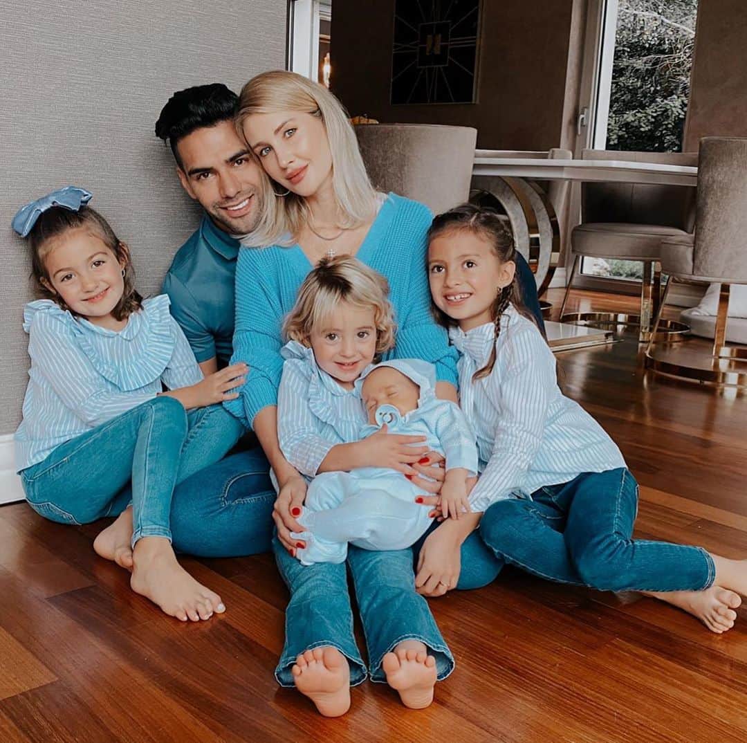 ラダメル・ファルカオのインスタグラム：「Ayer le festejamos a nuestra reina @loreleitaron el día de la madre en Argentina. Gracias por ser la mejor madre para nuestros hijos. te amo. A mi madre y mi suegra gracias ser un ejemplo de amor y dedicación para nuestras familias.」