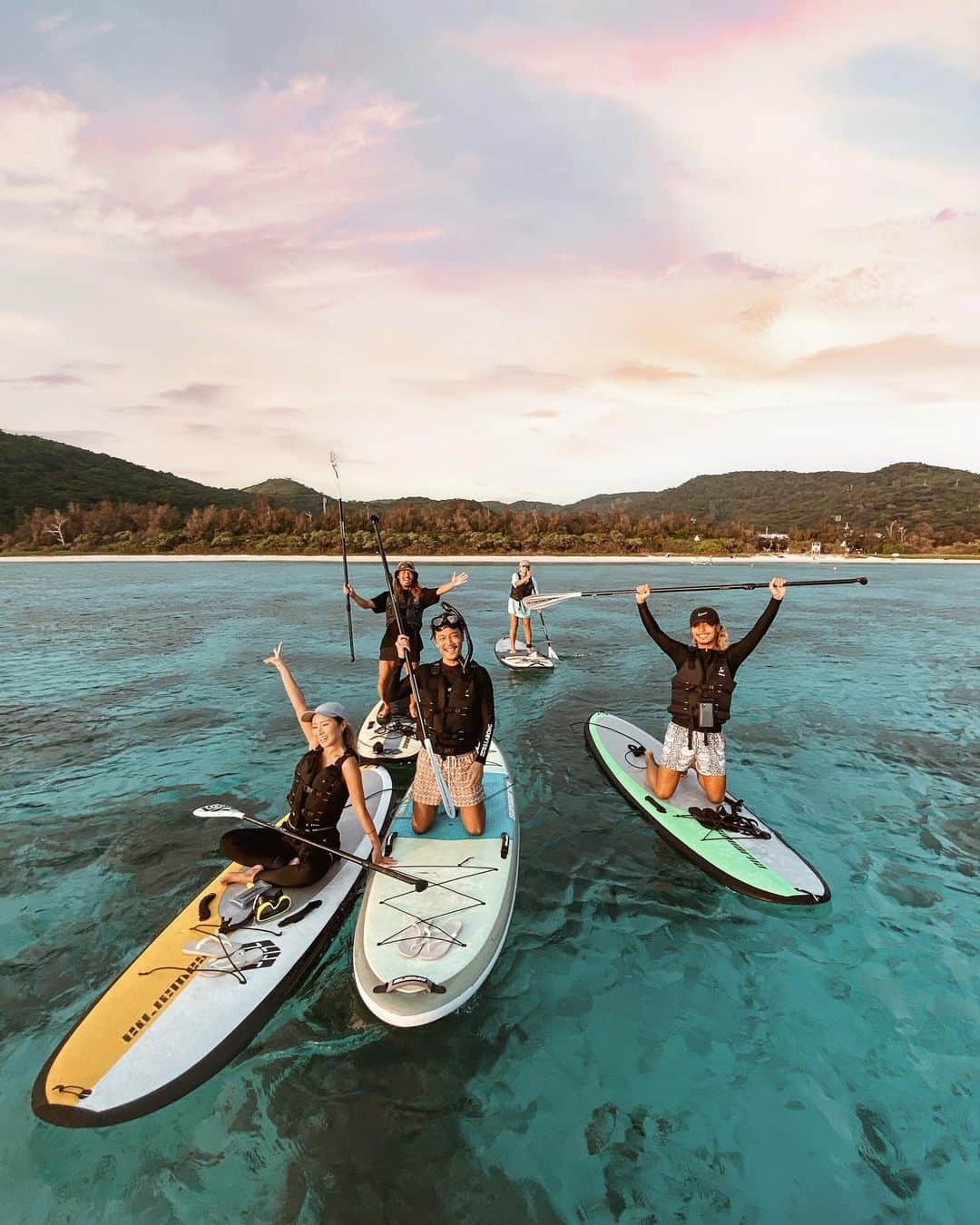 のインスタグラム：「. まだ1日目なのに明日帰ってもいいや🤭 ってくらい充実して楽しすぎた日🌅🤍 初めてのsunset supがたのしくて癒しすぎた🐢❤︎ supツアーはアディ君のところで🐠💛 @noah_zamami  他にもいろんなツアーあるから皆も 座間味いったときは是非お願いしてみてね😍🐚 @noah_zamami @kiakaha_shaq131  Thank you🌺」