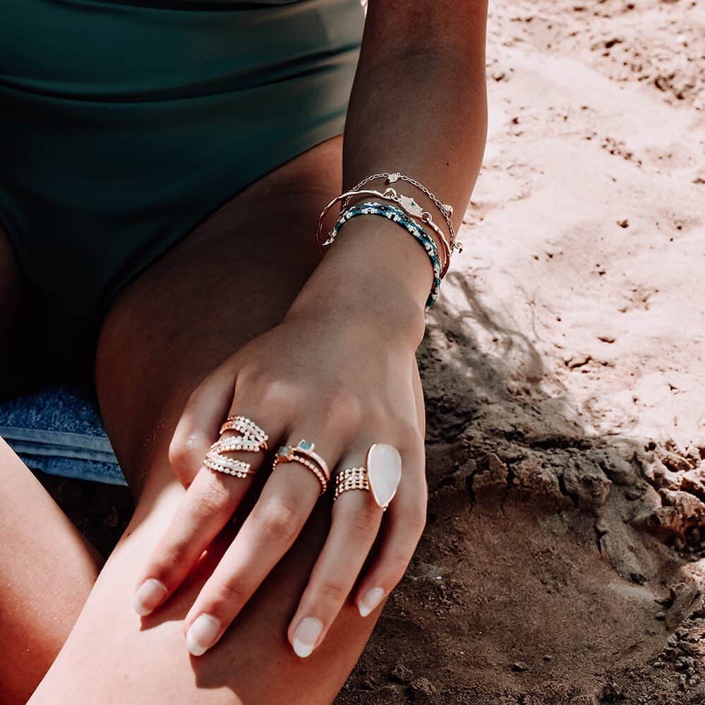 のインスタグラム：「It’s all about the rings. What do yours mean to you? We can’t tell you who made the first ring - but we do know that almost 5000 years ago, Ancient Egypt was the first known culture where people exchanged ‘rings of love’. These were crafted from woven reeds or leather. The Egyptians saw the circle ⭕️ as a symbol of power.   And there’s your Monday #needtoknow 😊」