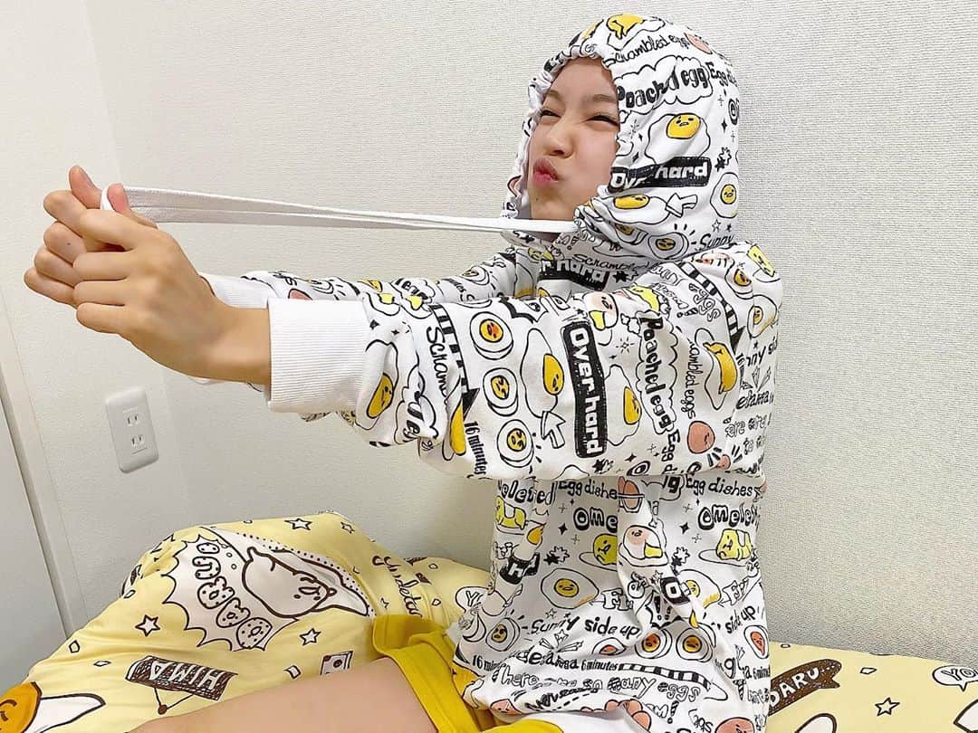 富久美玲のインスタグラム：「_ . ドンキ限定ぐでたまのパーカー🍳💓 . #部屋着#パジャマ#ぐでたま#gudetama#sanrio」