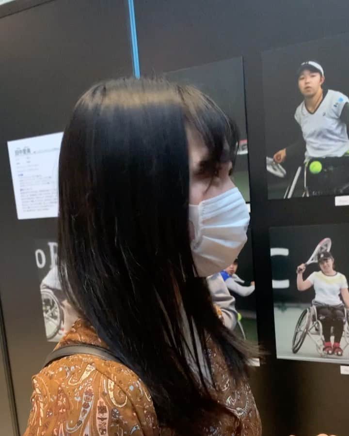 荒川晴菜のインスタグラム：「*॰ॱ✍🏻🤎 黒田さんの隠し撮りシリーズ🤕 #4U #女子テニスアスリート写真展 #新丸ビル3階アトリウム」