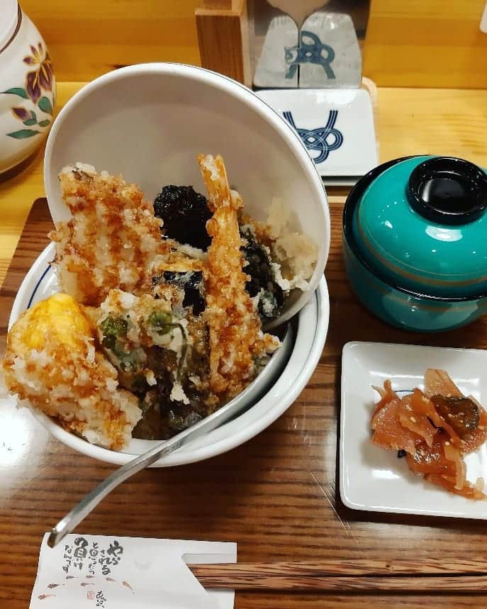 のインスタグラム：「韓国の美味しい外食ー天丼🍤 和食が食べられるここは、 韓国の皆さんにも人気です🥂 お店のBGMまで和:スピッツやSuperfly が聴けて 幸せでした🎼 食後 お家でのお茶タイムは 緑茶ベースの スウィートブーケットティーなり💐 한국의 맛있는 음식 튀김덮밥🍤 일본 음식을 맛볼 수 있는 이곳은  한국분들께도 인기네요🥂 가게의 BGM까지 일본노래를 들을 수 있어 행복했네요🎼 식후는 집에서 녹차베이스의 스윗부케향의티를🤍🤍🤍 #韓国#ごはん#天丼#かき揚げ#うどん #튀김#덥밥#우동#달콤한#플로랄#티 #sweet#bouquet#tea#💐」