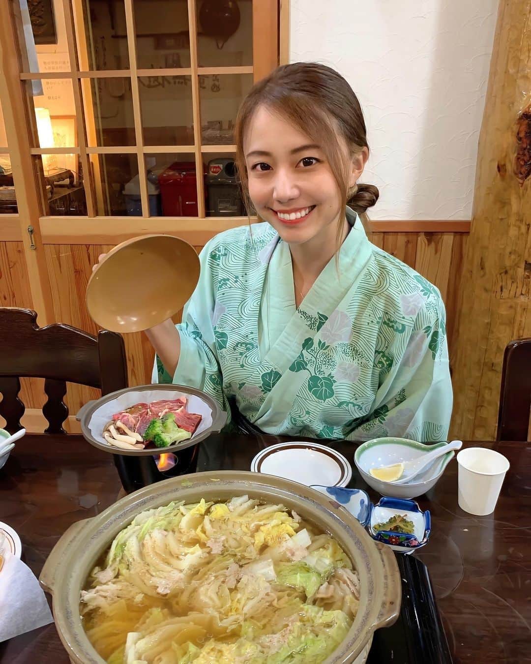 のインスタグラム：「こんばんは⭐️ . 週末長野県にある @minemura.sansou に行ってきた💕✨ . スキー部とか駅伝部の合宿でよく使われてる場所だから、合宿っぽい雰囲気もあってなんか懐かしい気分になっちゃった😌 . 次の日5時起きなのに2時までみんなで「はぁっていうゲーム」やってて全員寝不足になった笑🤣 . 色んなご飯も出てきてお腹いっぱいで幸せだったなぁ🥰 . なのに1泊2食付きで7000円は激安🥺 . また来よう❤️ .  #ゴルフ#ゴルフ女子#golf#golfgirl#golfswing#ゴルフスイング#sports#スポーツ#スポーツ女子#골프#골프여자#스포츠#高尔夫球#高尔夫#峯村山荘」
