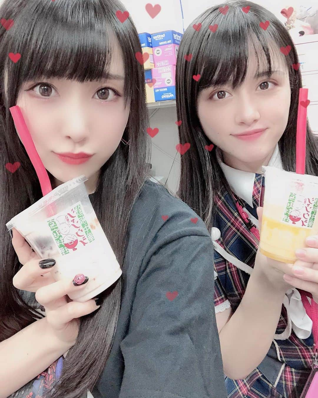 熊本美和さんのインスタグラム写真 - (熊本美和Instagram)「もぐもぐみいちゃん🧸💓🥤 . . 渋谷の宮下パークにある【青山シャンウェイ渋谷】で毛沢東唐揚げと飲む杏仁豆腐＆飲むマンゴープリンをテイクアウトしたよー🧸💕 スペアリブの唐揚げピリ辛で美味しすぎたー❤️ きいちゃんの飲んでるのはマンゴー♡バナナピューレ♡ココナッツミルク♡ みいは杏仁♡あんこ♡ミルクティー♡ 本当はテイクアウトして宮下パークで食べたかったけど雨降ってたからバクステ店舗で食べたよ🥰 テイクアウトだけじゃなくて、デリバリーもはじめたみたいだから是非っ✨✨✨ . . #毛沢東唐揚げ #渋谷中華 #シャンウエイ #毛沢東スペアリブ #テイクアウト #デリバリー #渋谷 #鉄板中華 #pr #トリドリベース #japanesefood #tokyo #shibuya #宮下公園 #miyashitapark #矢田喜多 @yattakita #kawaii #makeup #beauty #黒髪 #すきぴ」10月19日 19時30分 - miwa_babyb