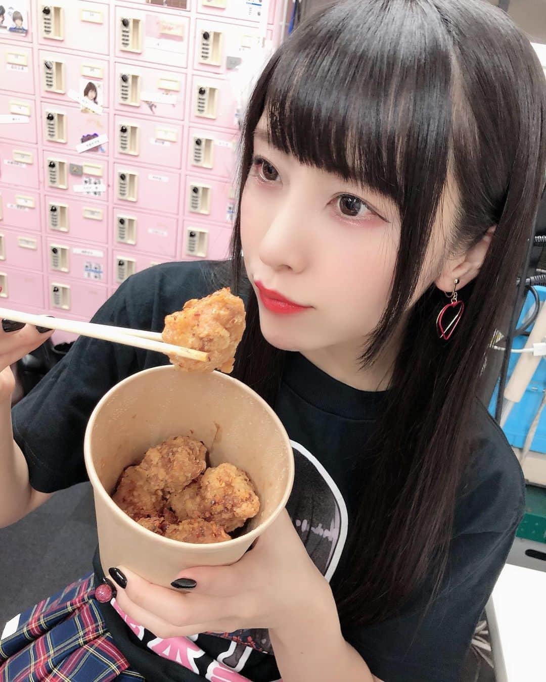 のインスタグラム：「もぐもぐみいちゃん🧸💓🥤 . . 渋谷の宮下パークにある【青山シャンウェイ渋谷】で毛沢東唐揚げと飲む杏仁豆腐＆飲むマンゴープリンをテイクアウトしたよー🧸💕 スペアリブの唐揚げピリ辛で美味しすぎたー❤️ きいちゃんの飲んでるのはマンゴー♡バナナピューレ♡ココナッツミルク♡ みいは杏仁♡あんこ♡ミルクティー♡ 本当はテイクアウトして宮下パークで食べたかったけど雨降ってたからバクステ店舗で食べたよ🥰 テイクアウトだけじゃなくて、デリバリーもはじめたみたいだから是非っ✨✨✨ . . #毛沢東唐揚げ #渋谷中華 #シャンウエイ #毛沢東スペアリブ #テイクアウト #デリバリー #渋谷 #鉄板中華 #pr #トリドリベース #japanesefood #tokyo #shibuya #宮下公園 #miyashitapark #矢田喜多 @yattakita #kawaii #makeup #beauty #黒髪 #すきぴ」