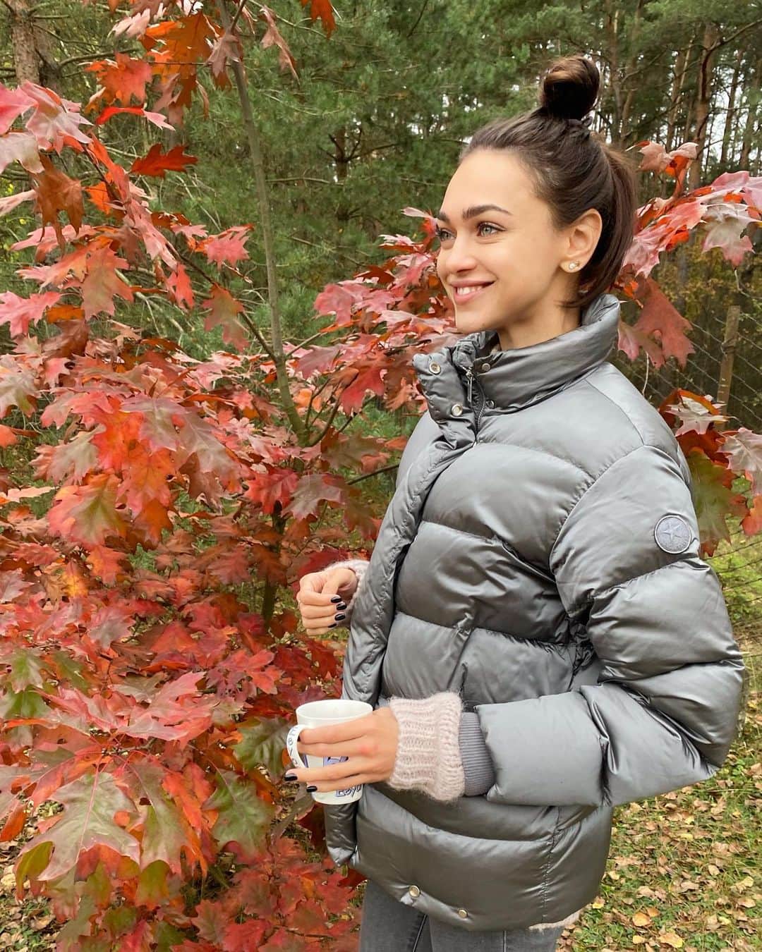 Zhenya Katavaのインスタグラム：「Сезон «Зимняя куртка» Открыт 🥳, а с ним и «Глинтвейн любитель».」