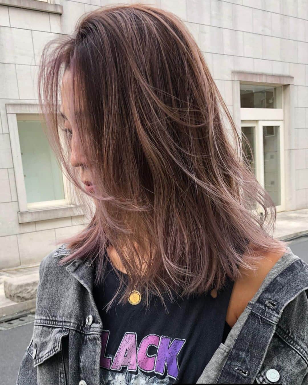 神能裕貴のインスタグラム：「🌫 Order made highlight 🌫 【一人一人のお客様に合ったハイライト】 【自分だけのデザインカラー】 【柔らかい質感の大人の為のハイライト】 . . 【エフォートレスカット】 ◉ラフに決まるセットも簡単なカット. ◉飾らず、抜け間のある雰囲気に！ ◉軽やかで美しい女性. .  #effortlesscut#balayage#highlight#shadowroot#ombre #オンブレ#オンブレカラー#ハイライト#バレイライト#バレイヤージュ#海外ヘアー#リアル海外ヘアー#ラフカット#エフォートレスカット#ラフで適当がカッコいい#ラフで色気のあるヘアー#キャメルブラウン#SHIMA#色気#セクシー#sexy#ラフ#クール#髪型ではなく色気を買う時代」