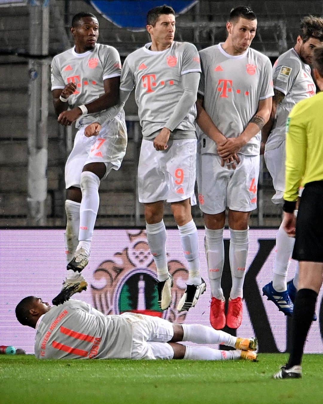 のインスタグラム：「⛔ 👀 😄 @douglascosta #FCBayern #MiaSanMia #DSCFCB」
