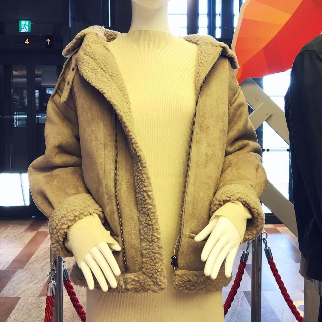 のインスタグラム：「. “アウターコレクション” お気に入りをみつける、 ならファのイチオシアウター . . 3F LOWRYS FARM . ✨B3ジャケット　¥11,000✨ . 12Gボトルネックワンピース　¥5,000 バックゴアブーツ　¥6,900 ※表示価格は税込価格です。 . . しっかりと厚みのあるレザー調とスエード調のB3。 開けて着ても、閉じて着てもかわいいデザインです💓 . . . #outer  #outerwear  #アウター #アウターコーデ  #ならファミリー #ならファ #narafamily #narafa #大和西大寺 #奈良 #autumn #shopping #fashion #おしゃれさんと繋がりたい  #lowrysfarm #ローリーズファーム  #b3ジャケット #ワンピース #ジャケットコーデ」