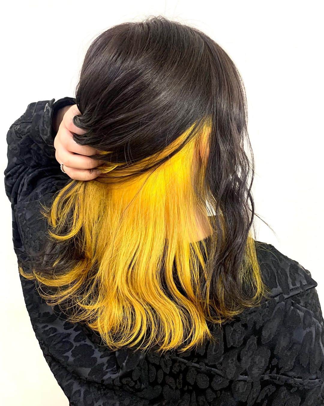 salon PRATiNO(サロンプラチノ)のインスタグラム：「. 💛イエローインナーカラー💛. . トップはダークグレー、インナーに原色イエローを🧚🏻 マニキュアで染めたので、パキッとした色味で可愛い❤️  . . 【CLAVIS PRATINO】 ◇月曜日～土曜日 10:00～20:00 ◇日曜日 10:00～18:00  ※定休日なし ※時間外はお問い合わせください。 愛知県名古屋市中区錦3-4-19石垣ビル７Ｆ ☎︎052-962-7017  【PRATINO SNS・お店情報】  Instagram  メインアカウント→ clavis_pratino スタッフアカウント→ pratino_staff YouTube → https://www.youtube.com/channel/UC29An_f8mXliizce-Y6AUsA  LINE@→ ＠clavis-pratino HP→ http://clavis-pratino.com CLAVIS公式アプリ→ アプリ検索「CLAVIS 公式アプリ」  . #hairstyle #hair #cornrow #braids #clavispratino #spiralperm #pratino #hairsalon #nagoya #haircolor #love #派手髪 #外国人風カラー #バレイヤージュ #グラデーション #コーンロウ #ブレイズ #スパイラルパーマ#ピラミンゴカラー  #特殊ヘア #ブラックヘア #美容室 #ヘアサロン #ヘアスタイル #ヘアカラー #クラビスプラチノ #名古屋 #栄 #錦」