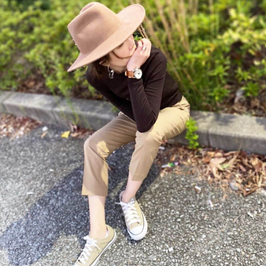 asuka0119のインスタグラム：「2020,10.19  全身#uniqlo  のブラウンコーデ(ت)  #エクストラファインメリノvネックセーター  は3色買って、これはダークブラウンです♡   #スマートアンクルパンツ 限定価格になってる♥️  地鶏♥️美味しかった😋  knit pants #uniqlo #ユニクロ  #ユニクロニット部 #ユニクロニット族 #uniqloginza2020FW #ニットコーデ #ユニクロコーデ  #PR#高身長コーデ #高身長女子 #アラフォーコーデ #アラフォー #locari #上下ユニクロ部 #ユニクロコーデ #ユニクロ購入品 #ユニクロきれいめ部」