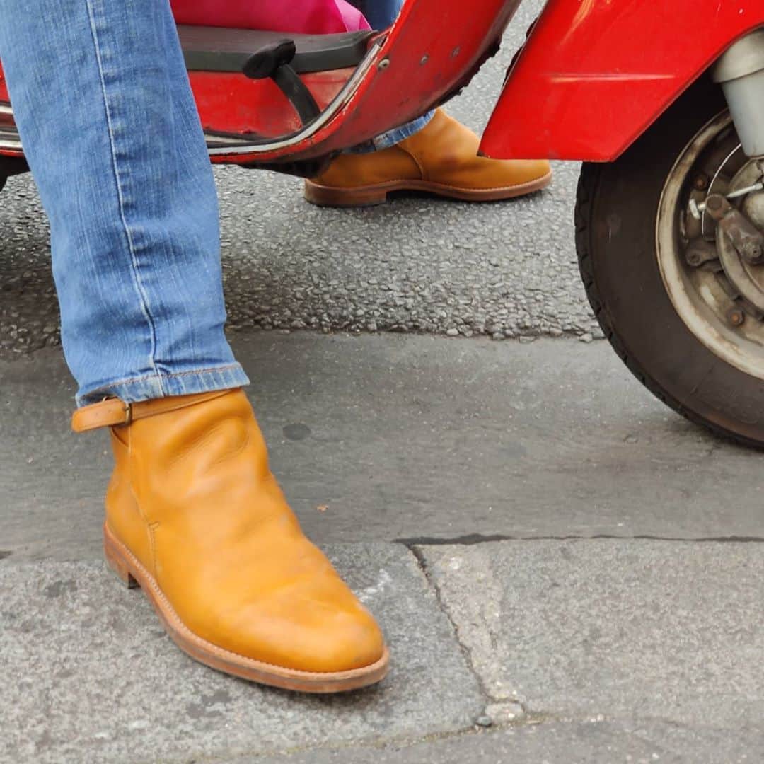 ラボッテガーディアンさんのインスタグラム写真 - (ラボッテガーディアンInstagram)「🛵❤️ Quand les clients repartent avec leur chaussures aux pieds  Vous l'avez déjà fait, vous aussi ?  #labottegardiane #nosclientssontlesmeilleurs #jodhpur #cuirfrancais #souliers #jodhpurboots #ruedecharonne #paris11 #parisien #vespa #vintagevespa #bootslover #menbootsshoes  #menstyle #naturalleather #labottegardianelover #clientfidele」10月19日 19時34分 - labottegardiane