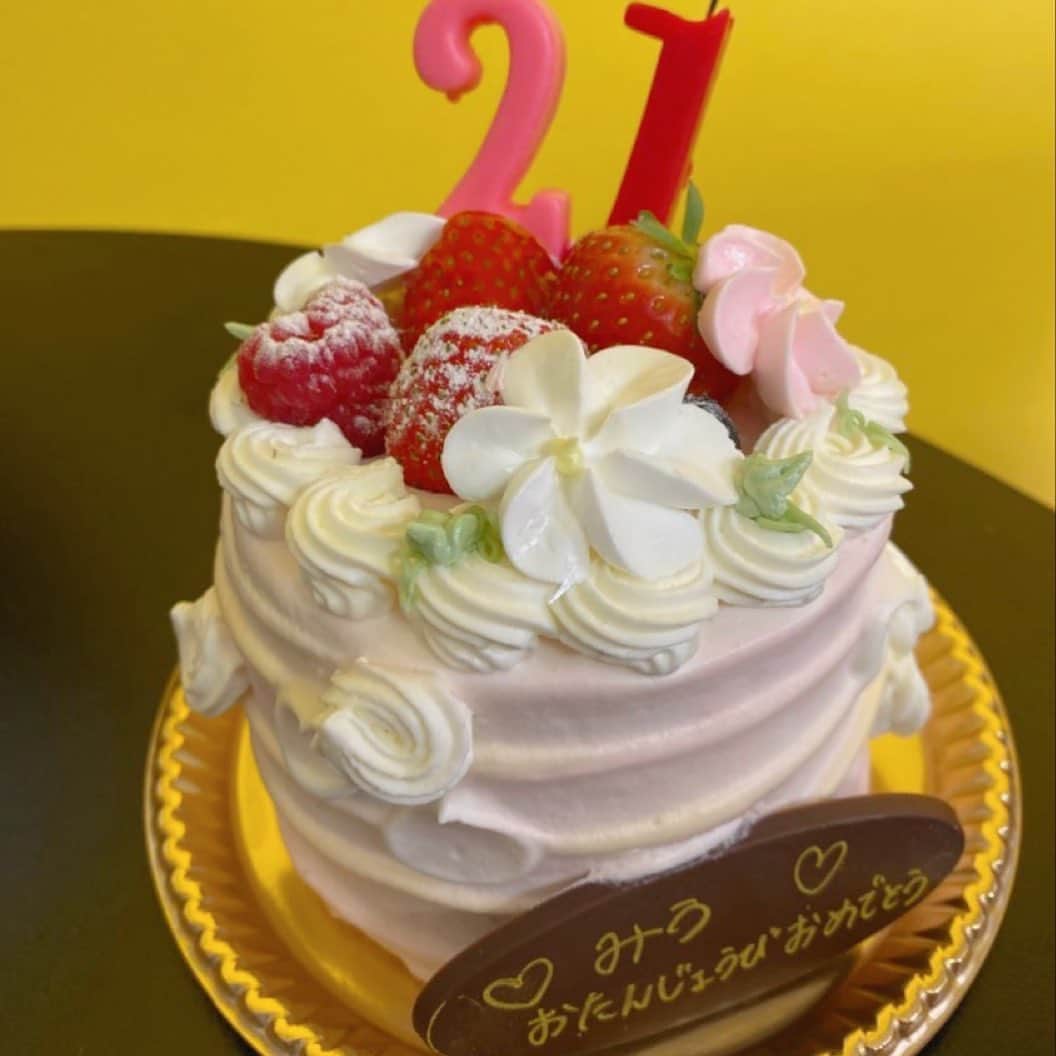 のインスタグラム：「めっかわケーキ💗💗💗 . . 今日は東京女子の撮影だったんだけどその時に皆さんがケーキ準備してくれててハッピーバースデーしてくれました😭💘💘💘 . とっても幸せです！ . . この前の大会のときも思ったんだけど、東京女子プロレスが大好きなんだ！だから幸せ！21歳もとっても幸せな一年になりますように！. . . ケーキがね、ピンクとお花といちごとラズベリーと横の模様ととか最高に可愛くて可愛くて可愛くて…美味しかったです❤︎ . . ＃tjpw #21  #21歳  #ばーすでい  #はっぴー　#幸せ　#ハッピーバースデー  #の　#うた　#ぴんく　#ピンク　#かわいい　#ケーキ　#バースデーケーキ」