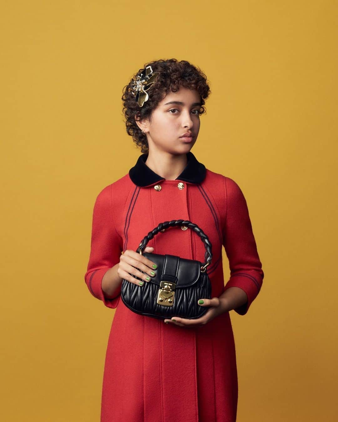 Miu Miuさんのインスタグラム写真 - (Miu MiuInstagram)「A regal portrait of Chelsea holding the #MiuCoffer handbag featuring the iconic matelassé motif as an emblem of sophistication.  	 Discover the #MiuCoffer handbag for the Fall/Winter season online.  Art direction and styling by @kegrand  Photography by @Steve__Mackey   #MiuMiuClose」10月20日 1時06分 - miumiu