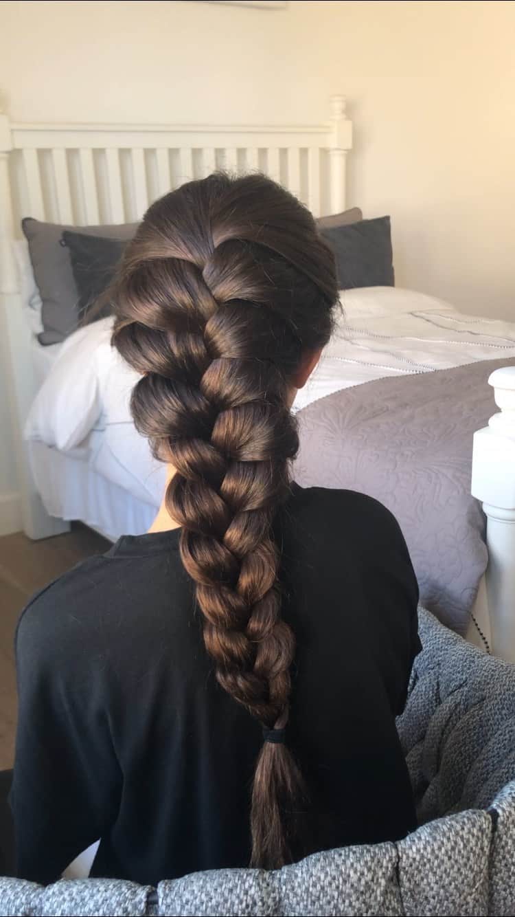のインスタグラム：「It’s amazing what just a few tugs on the sides of the braid can do- watch this French braid transform from basic to WOW just by adding this simple step! What do you guys think?」