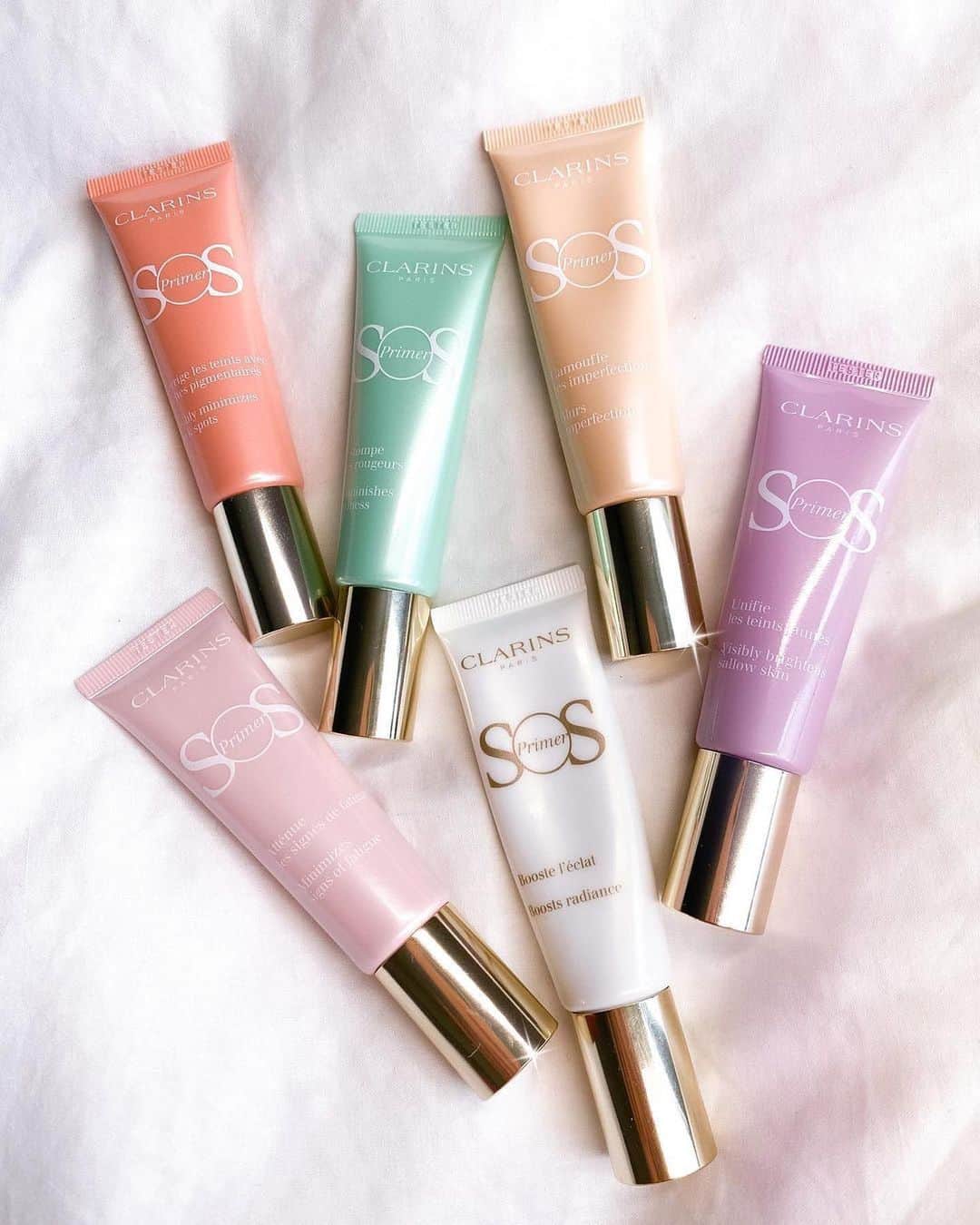ClarinsUKさんのインスタグラム写真 - (ClarinsUKInstagram)「Redness, dullness or dark spots giving your complexion a hard time? 🙋🏻‍♀️ . Our SOS Primers are colour correcting to suit the needs of each skin tone, following the principles of colour theory. . The result is impeccable and your make-up lasts longer ✨💫 . 📸 image via @aoife_walsh_x」10月20日 1時03分 - clarinsuk