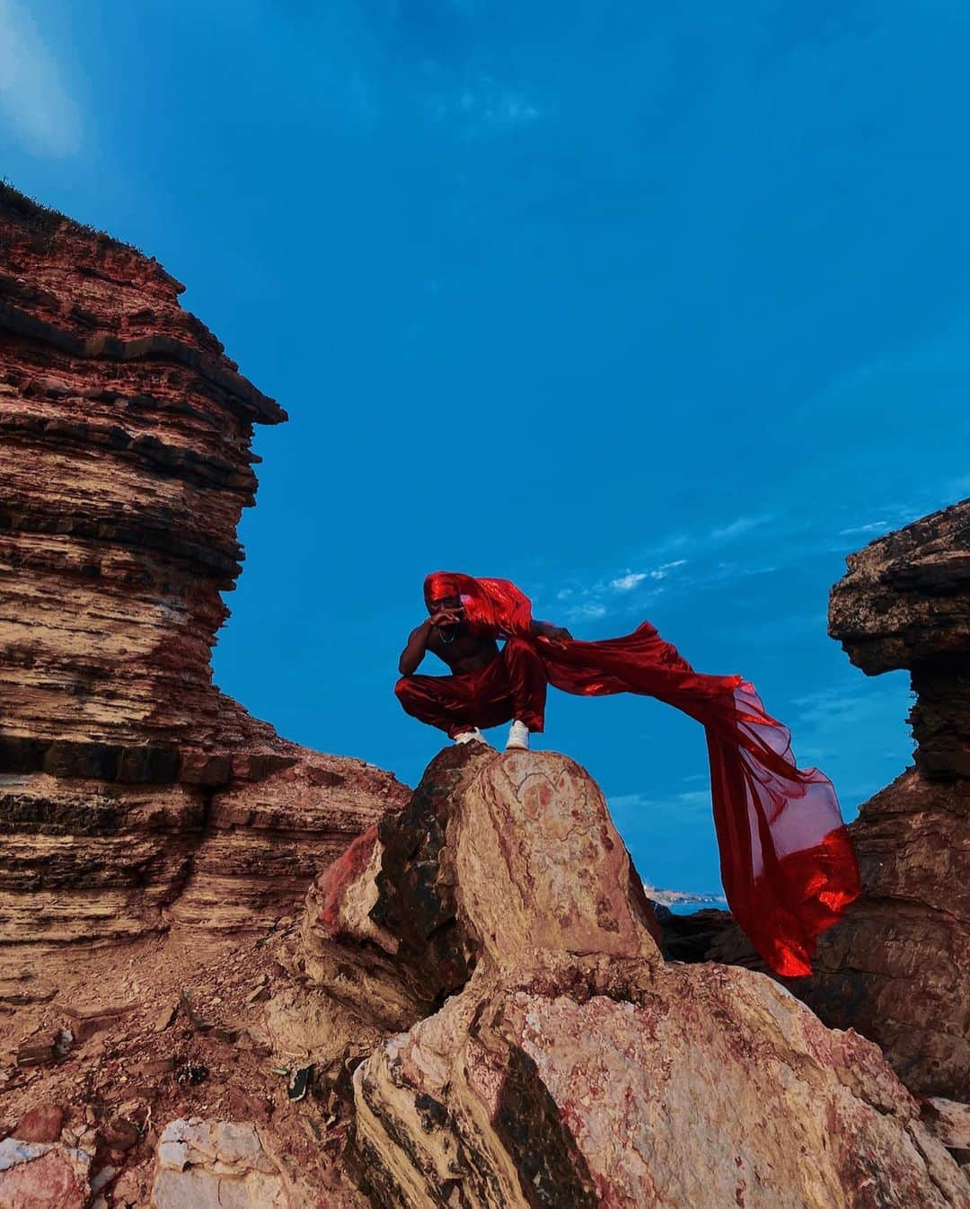 appleさんのインスタグラム写真 - (appleInstagram)「No detail is too small.  “The colors were chosen in coordination with the location for the shoot. I wanted something that would match the subject and standout in the overall frame as well, with the blue sky and surrounding cliff aesthetic as a backdrop. It’s meant to capture where earth, sea and endless sky meet.” #ShotoniPhone by Joseph A.M. @sarf_bort」10月20日 1時04分 - apple