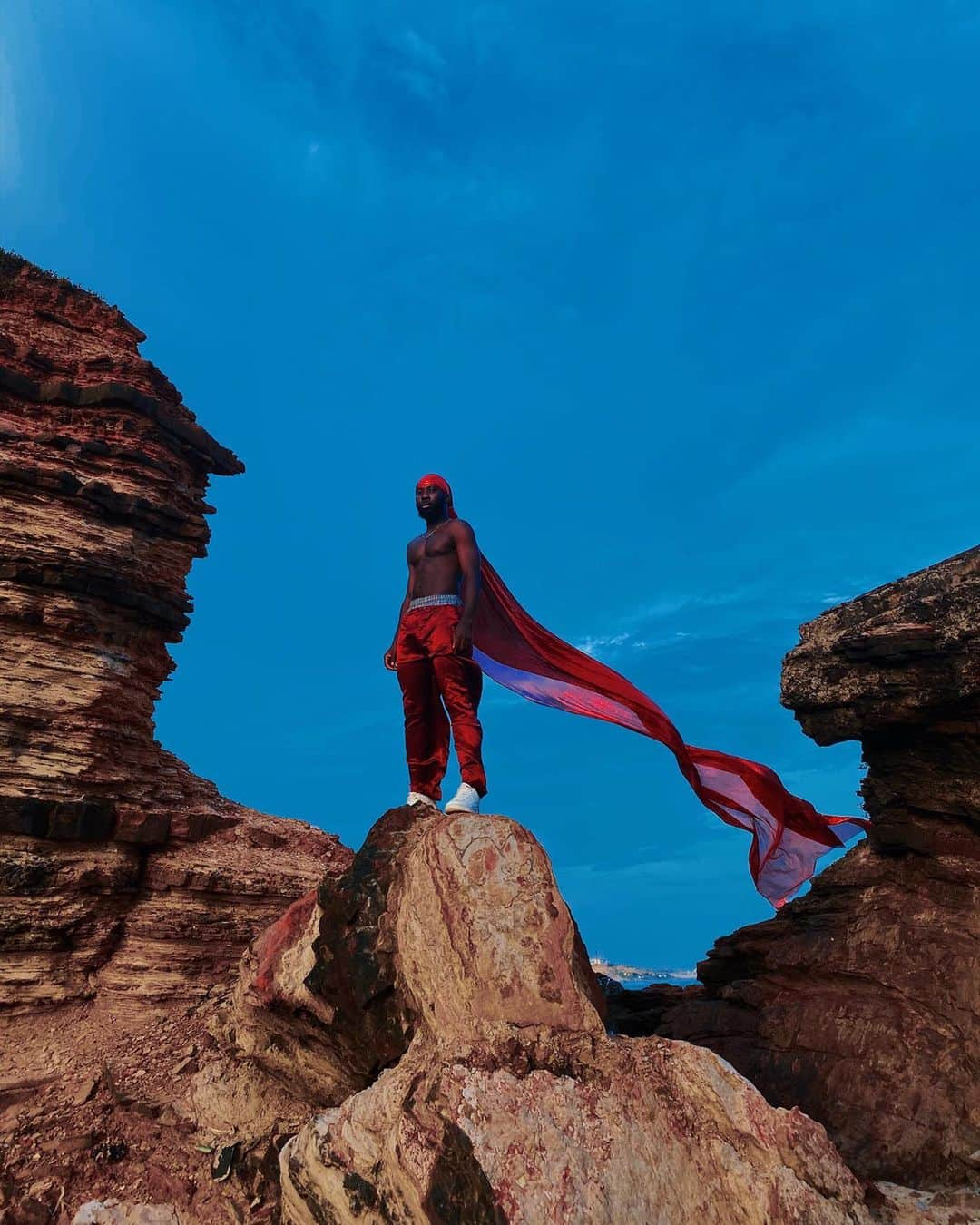 appleさんのインスタグラム写真 - (appleInstagram)「No detail is too small.  “The colors were chosen in coordination with the location for the shoot. I wanted something that would match the subject and standout in the overall frame as well, with the blue sky and surrounding cliff aesthetic as a backdrop. It’s meant to capture where earth, sea and endless sky meet.” #ShotoniPhone by Joseph A.M. @sarf_bort」10月20日 1時04分 - apple