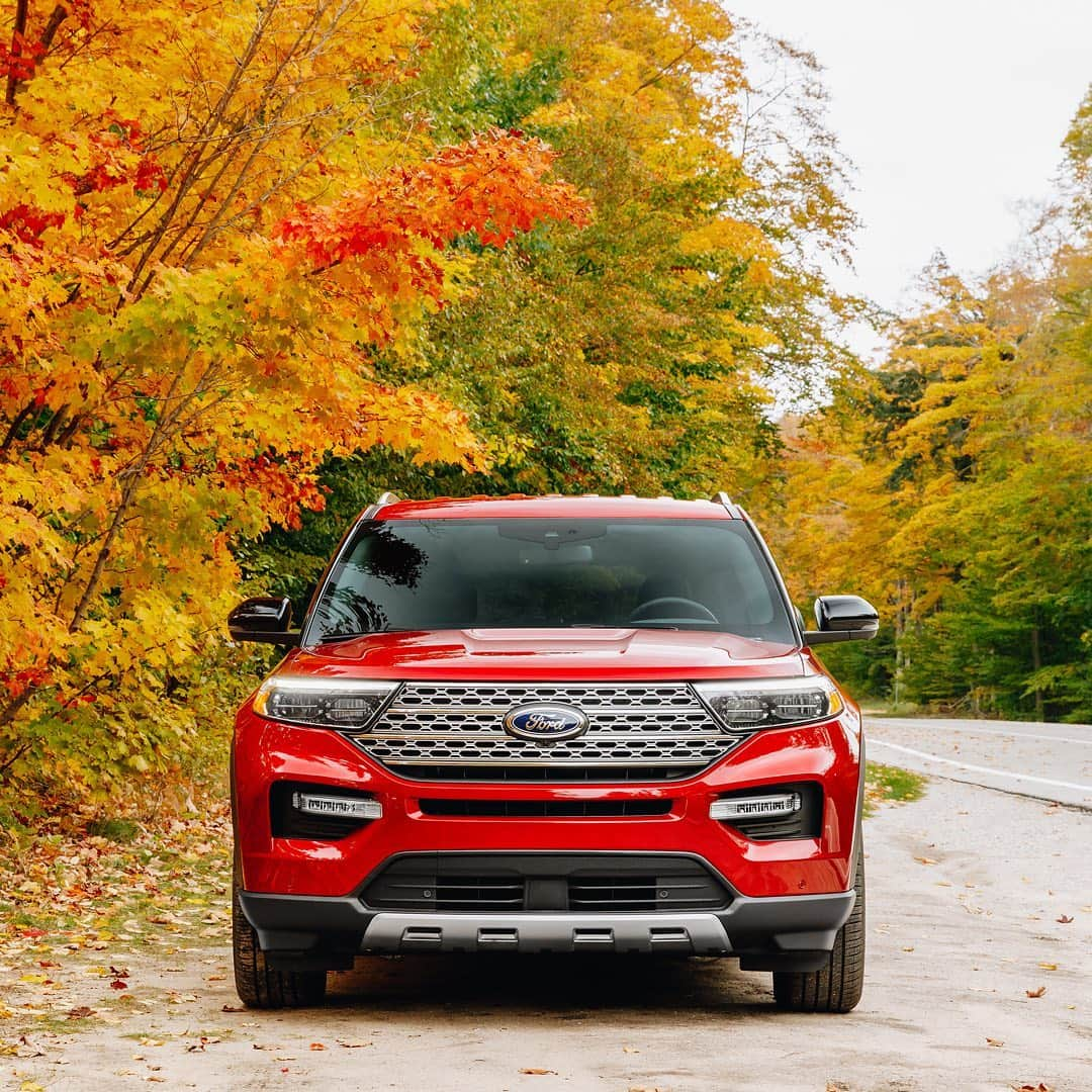 Fordさんのインスタグラム写真 - (FordInstagram)「Getting some color.​ ∙​ The 2020 #FordExplorer helps you make the most of your next big adventure with available Intelligent 4WD with the Terrain Management System™ to help you get where you’re going.   ​ ∙​ #Ford #SUV」10月20日 1時04分 - ford