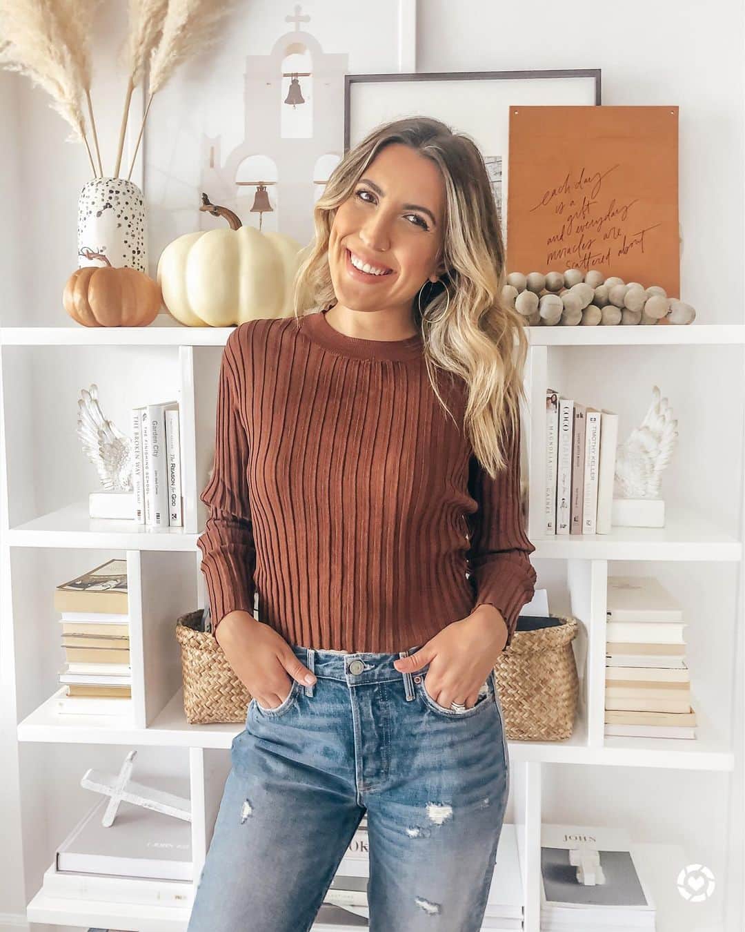 Stephanie Sterjovskiさんのインスタグラム写真 - (Stephanie SterjovskiInstagram)「Happy Monday loves! 🧡🤎 I’m excited to be taking over the @liketoknow.it.home account today to share some condo updates and decor inspo with you all! I always get asked about this bookcase and it’s definitely one of my favourite things to style each season. I linked it with my decor on my @liketoknow.it app page: liketoknow.it/stephsterjovski 🤗 be sure to follow me on the app so you never miss a post and get instant product details & direct links to shop my posts: http://liketk.it/2Z7VD #liketkit @liketoknow.it #StayHomeWithLTK #LTKhome #jollyabode #revolveme (outfit is from @revolve)」10月20日 1時05分 - stephsjolly