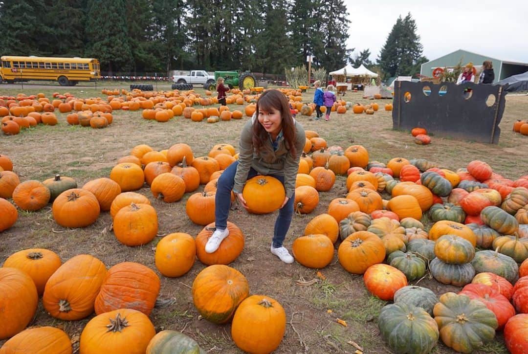 北村彩乃のインスタグラム：「. Fall is really my favorite season of the year 🎃👻🍂🍁💛🧡🤎🌾🍠🌽🌰 . 昔からハロウィンが1番好きな季節🤎💛🤎 . 写真は3年前の🤫this pics are from 3 yrs ago🤭 . #myfavoriteseason #halloween #pumpkinpatch #pumpkin #fall #misstraveling #ハロウィン　#パンプキン　#ジャックオーランタン #海外旅行　#タビジョ　#タビジョと繋がりたい #秋が好き #ハロウィン飾り」