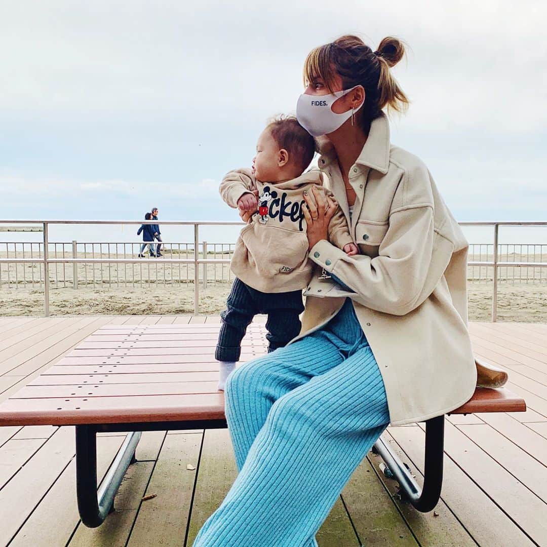 高松チェルシーリナのインスタグラム：「. 小さい頃から遊びに行ってた公園に、娘と遊びに行ってきました🧸💕💕 飛行機✈️がめっちゃ近くで見れたり海もあるしBBQもできるしドッグランもあるし、かなり万能で楽しい公園です💯💯 . #お散歩#お散歩コーデ#FIDES#生後7ヶ月#新米ママ#女の子ママ#ベイビーガール#女の子ベビー」